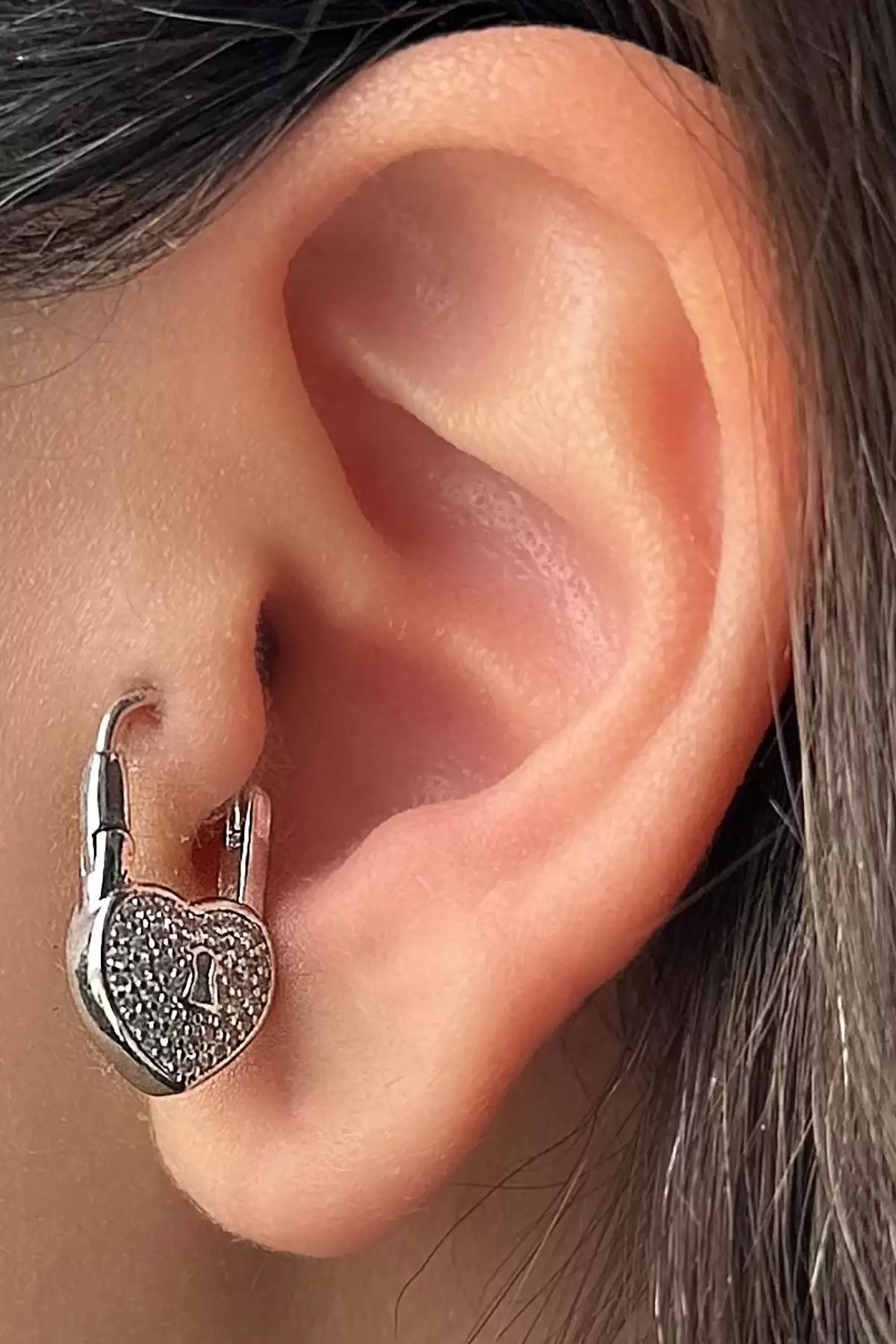 Gümüş Renk Kilit Figürlü Taş Detaylı Cerrahi Çelik Halka Tragus/Kıkırdak Küpe/Piercing (Tek)