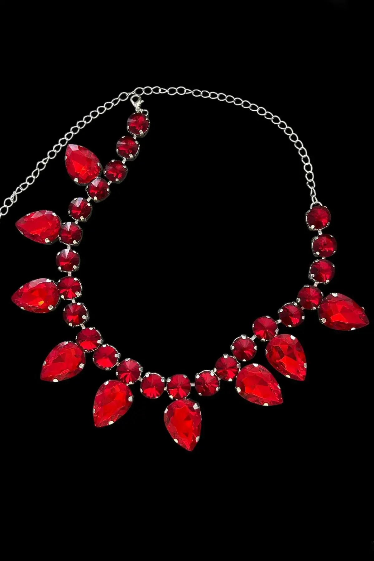 Gümüş Renk Kırmızı Taş Detaylı Tasarım Abiye Kolye