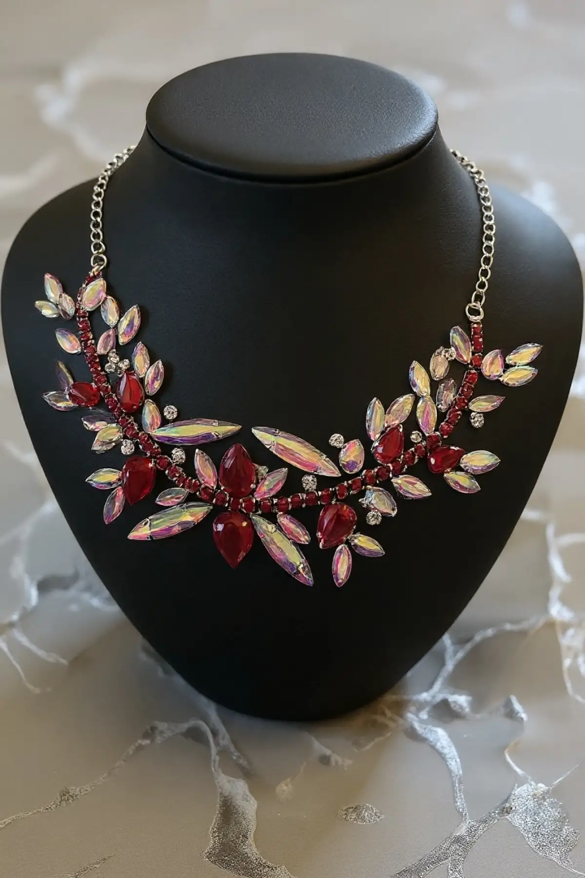 Gümüş Renk Kırmızı Taş Detaylı Tasarım Abiye Kolye