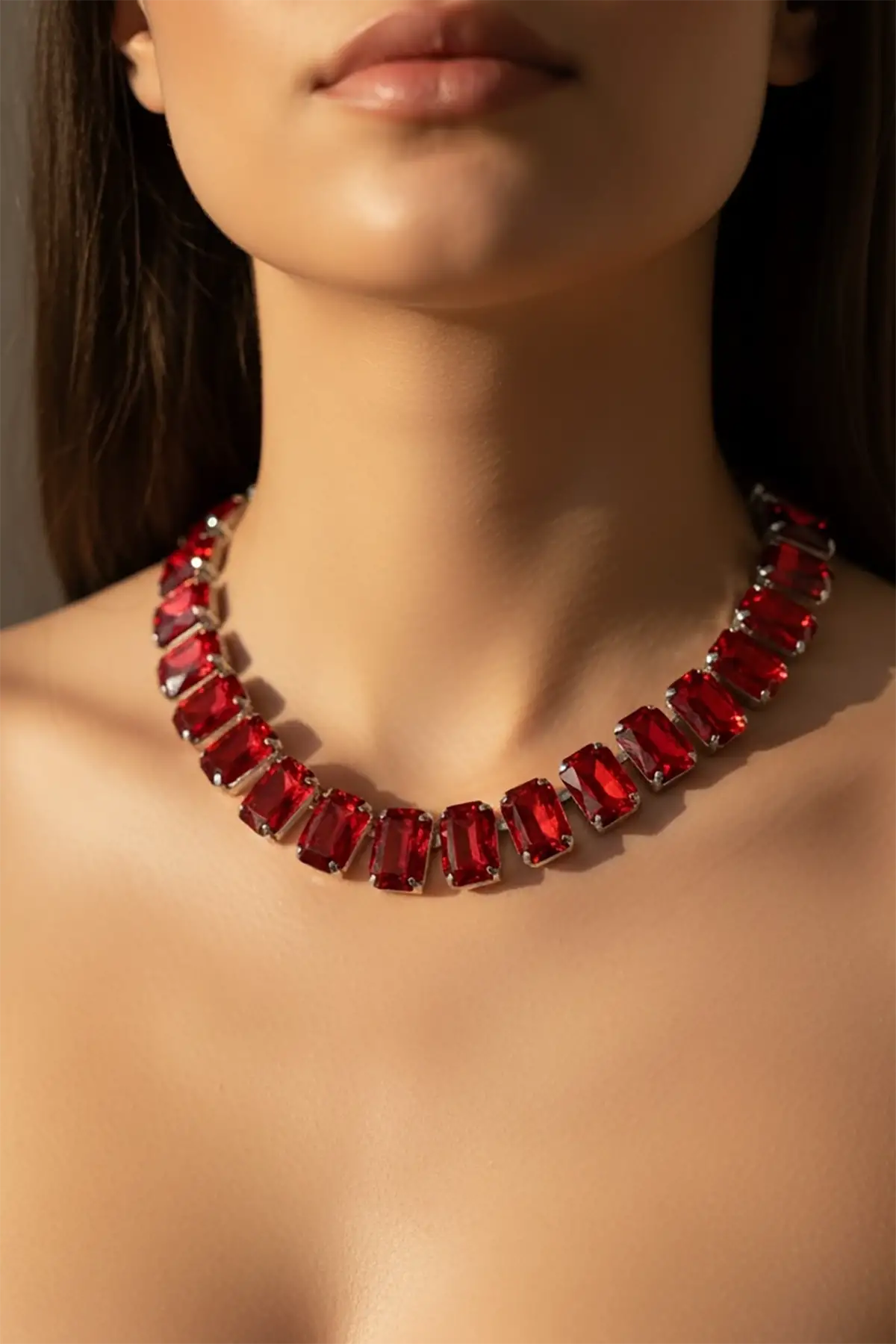 Gümüş Renk Kırmızı Taş Detaylı Tasarım Abiye Kolye