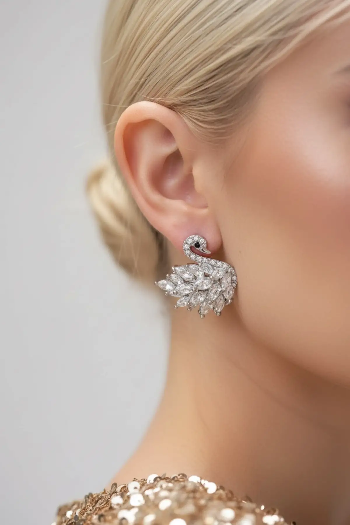 Gümüş Renk Kuğu Figürlü 14K Altın Kaplama Taş Detaylı Küpe (Çift)