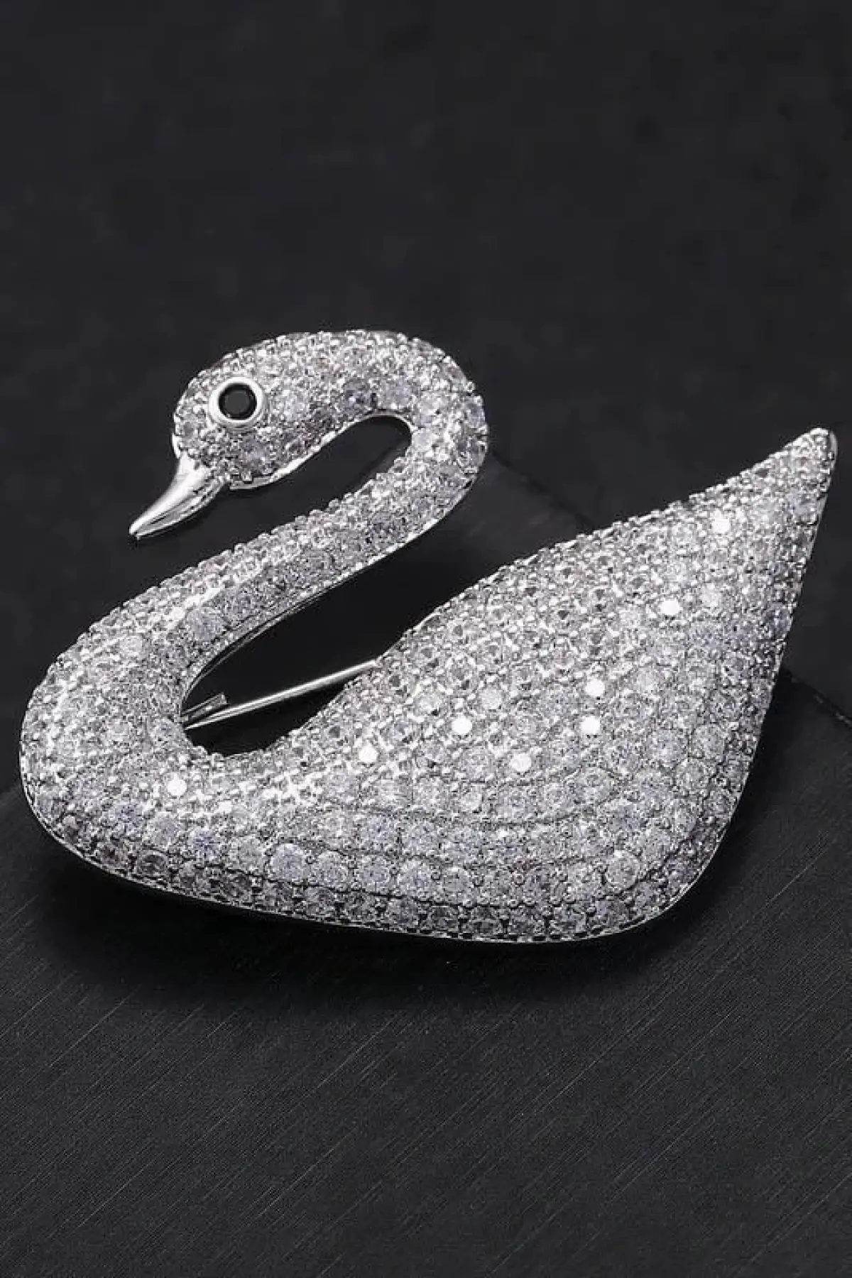 Gümüş Renk Kuğu Figürlü Taş Detaylı Broş