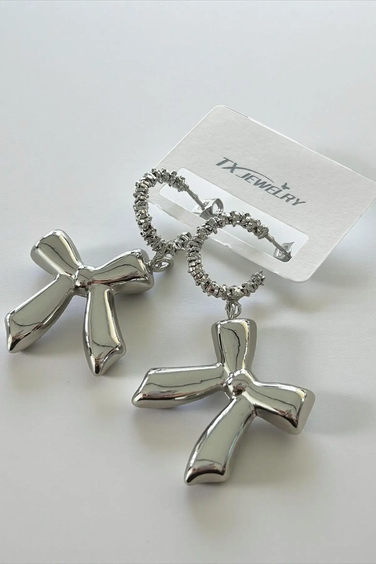 Gümüş Renk Kurdele Figürlü 14K Altın Kaplama TX Küpe (Çift)