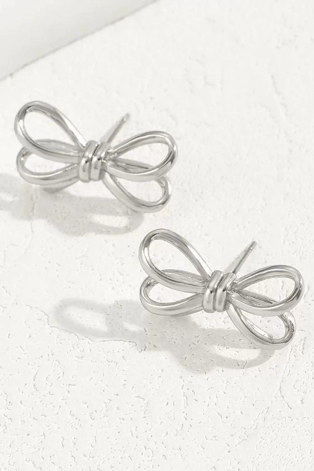 Gümüş Renk Kurdele Figürlü Çelik Küpe (Çift)