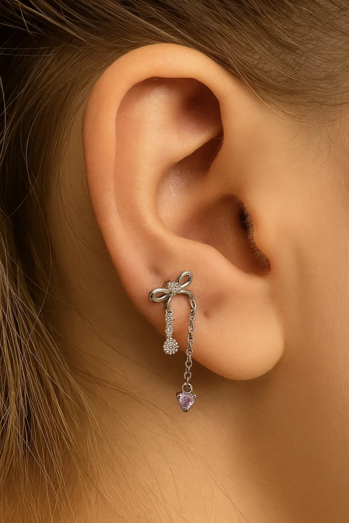 Gümüş Renk Kurdele Figürlü Sallantılı Cerrahi Çelik Tragus/Kıkırdak Küpe/Piercing (Tek)