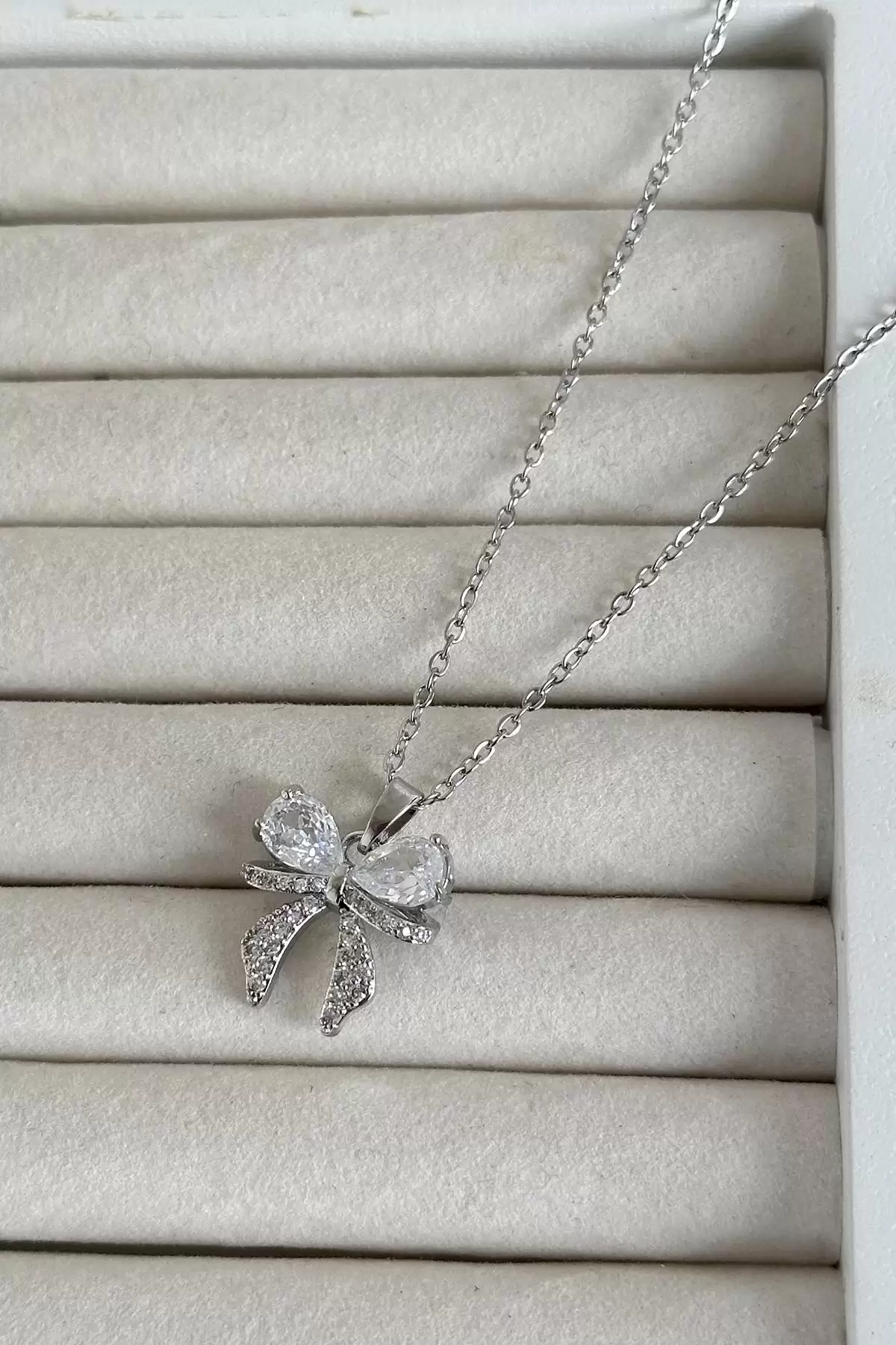 Gümüş Renk Kurdele Figürlü Taş Detaylı Çelik Kolye