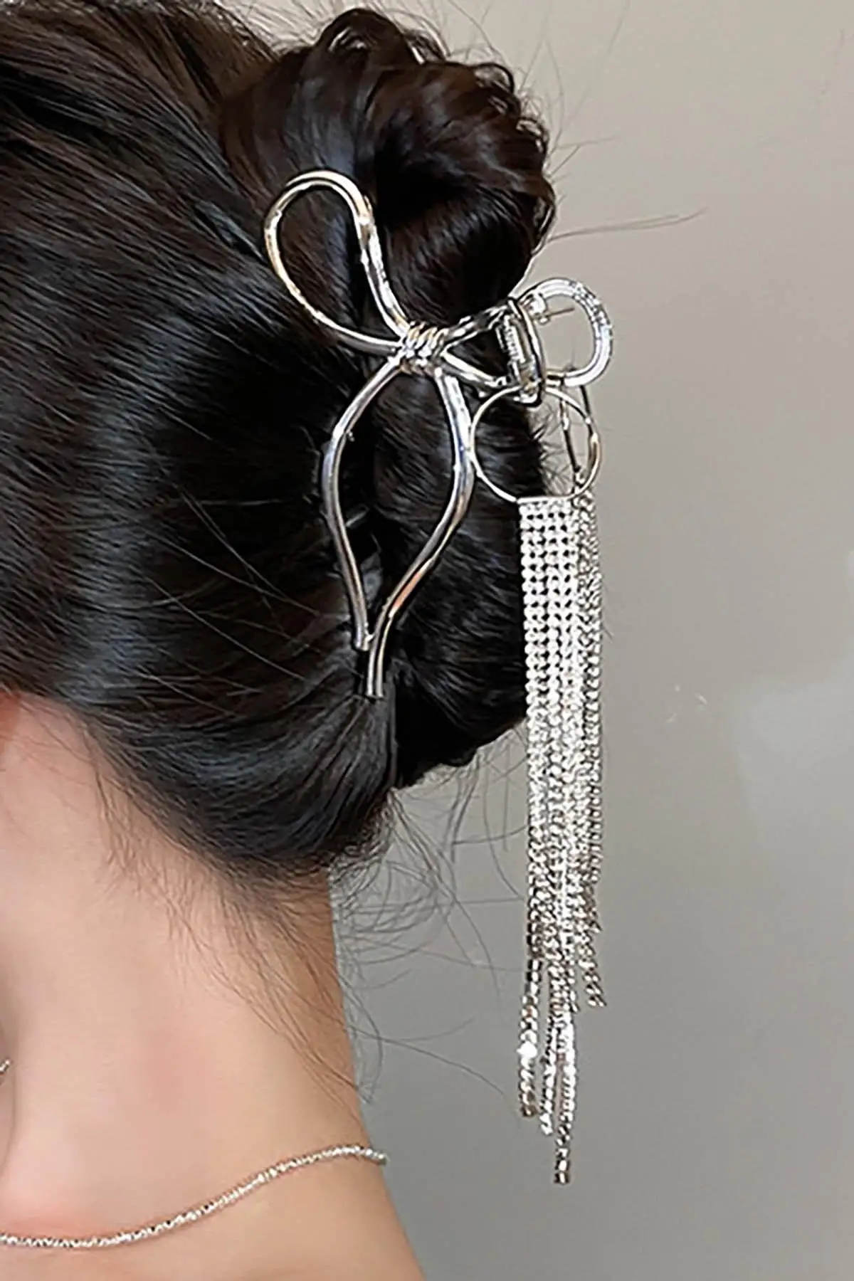 Gümüş Renk Kurdele Figürlü Taş Detaylı Metal Mandal Toka