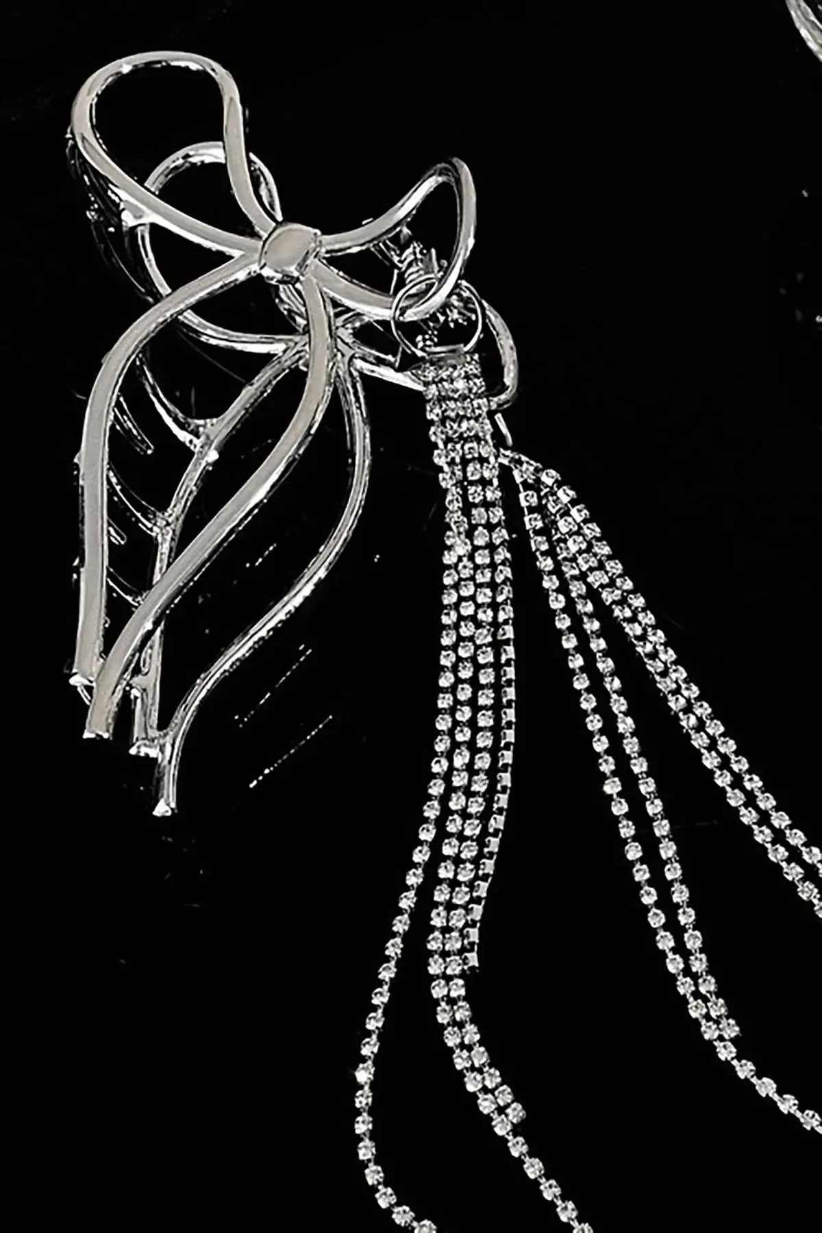 Gümüş Renk Kurdele Figürlü Taş Detaylı Metal Mandal Toka