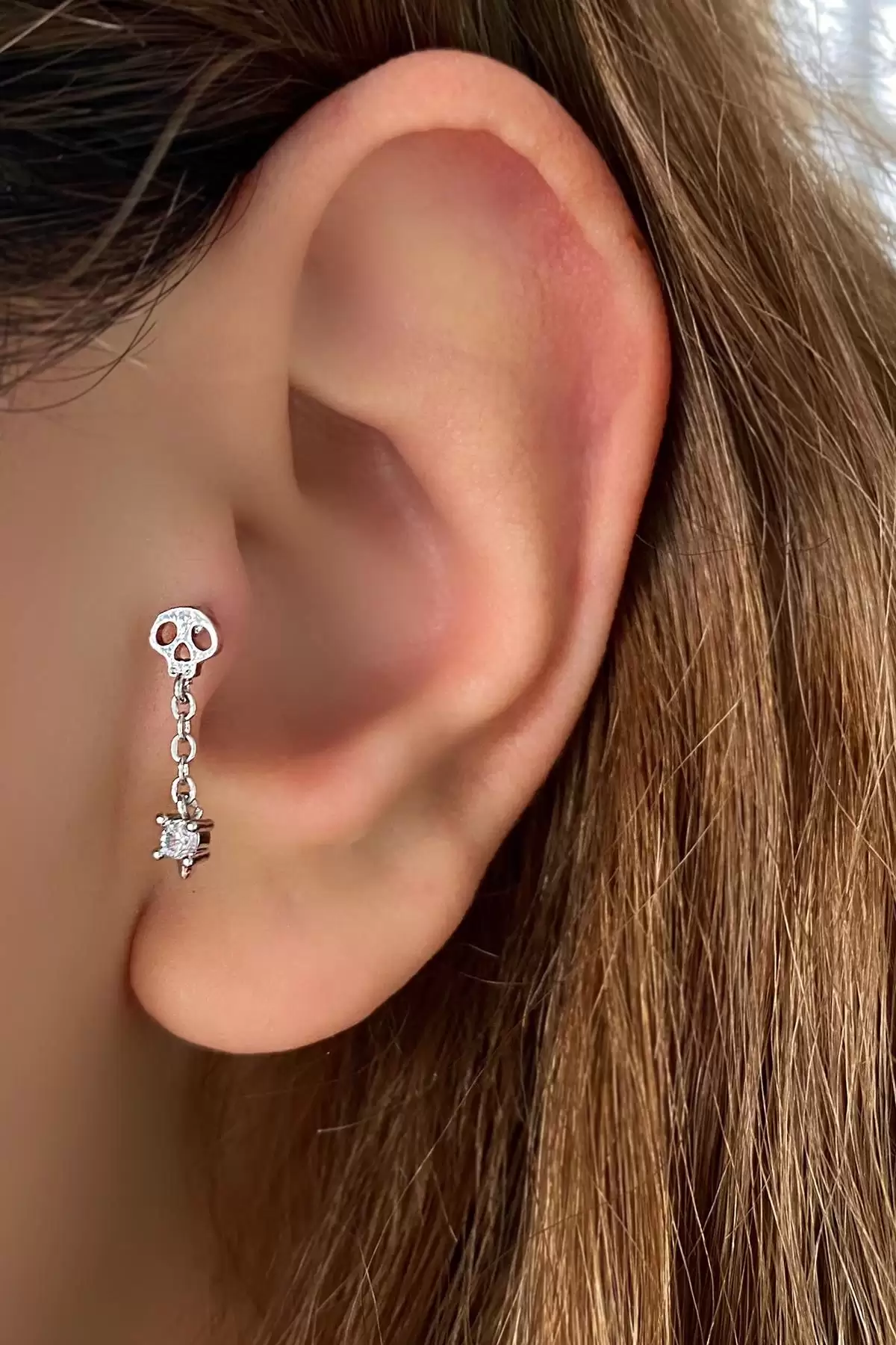 Gümüş Renk Kuru Kafa Figürlü Taş Detaylı Cerrahi Çelik Tragus/Kıkırdak Küpe/Piercing (Tek)