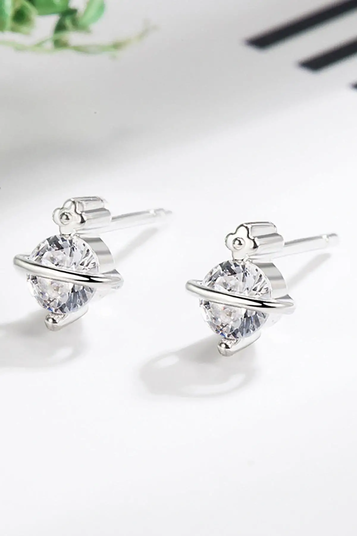 Gümüş Renk Taş Detaylı 14K Altın Kaplama Küpe (Çift)