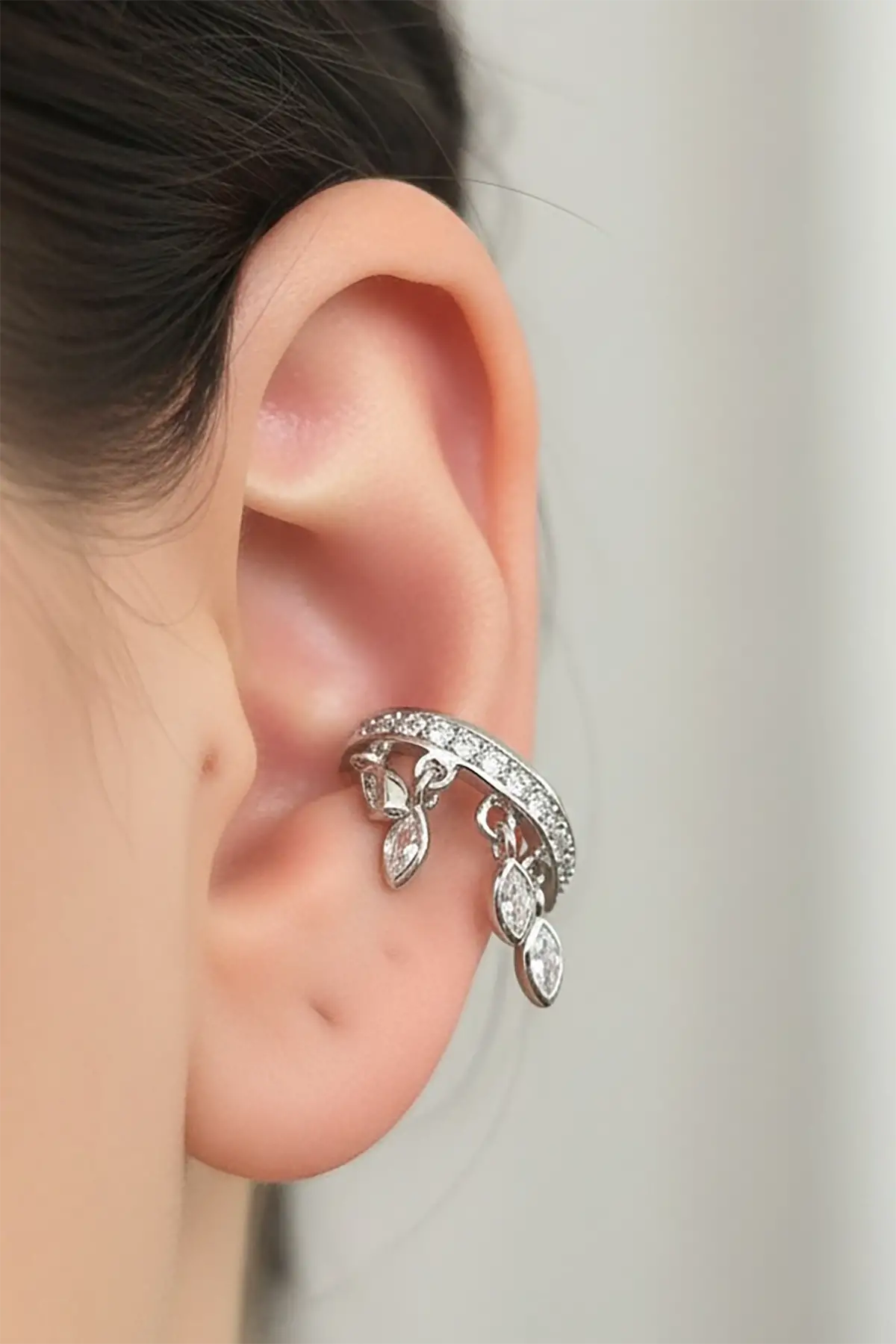 Gümüş Renk Taş Detaylı 14K Altın Kaplama TX Ear Cuff (Tek)