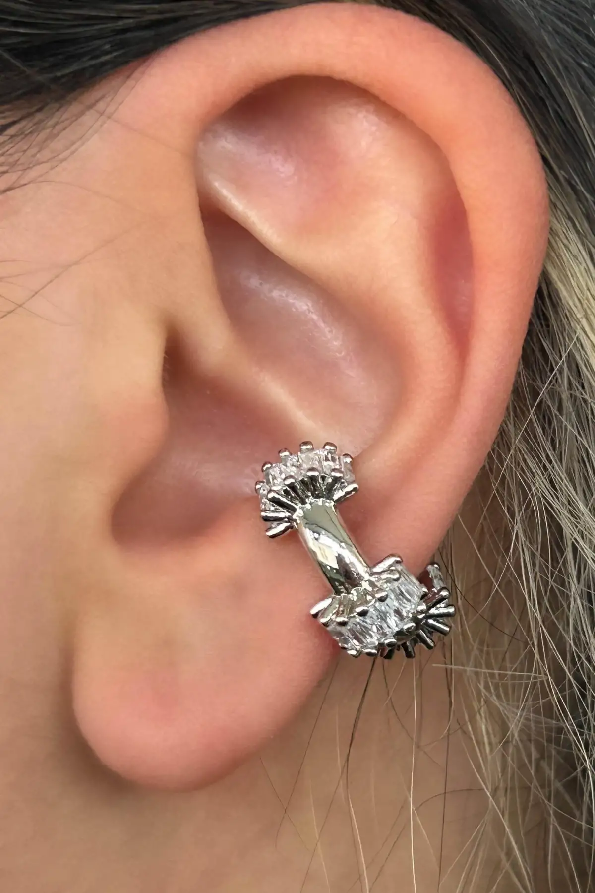 Gümüş Renk Taş Detaylı 14K Altın Kaplama TX Ear Cuff (Tek)