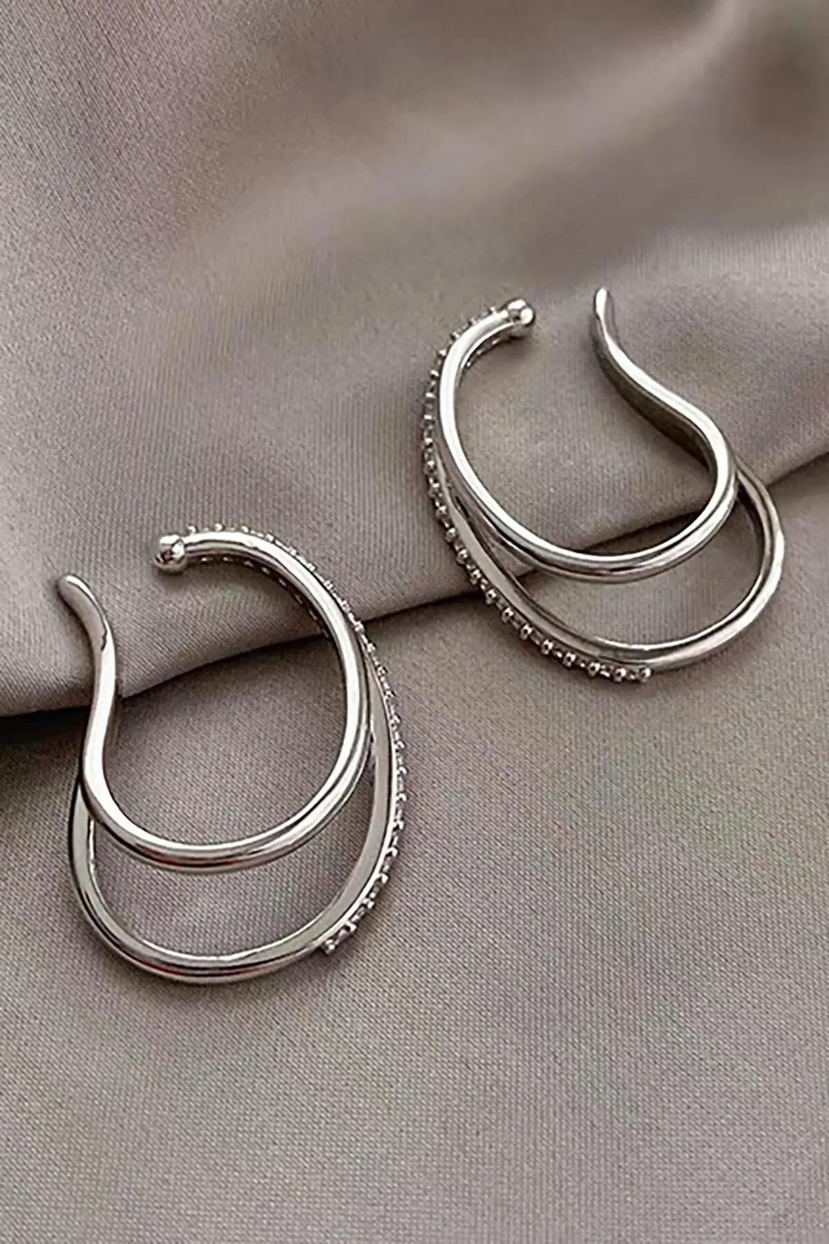 Gümüş Renk Taş Detaylı 14K Altın Kaplama TX Ear Cuff (Tek)