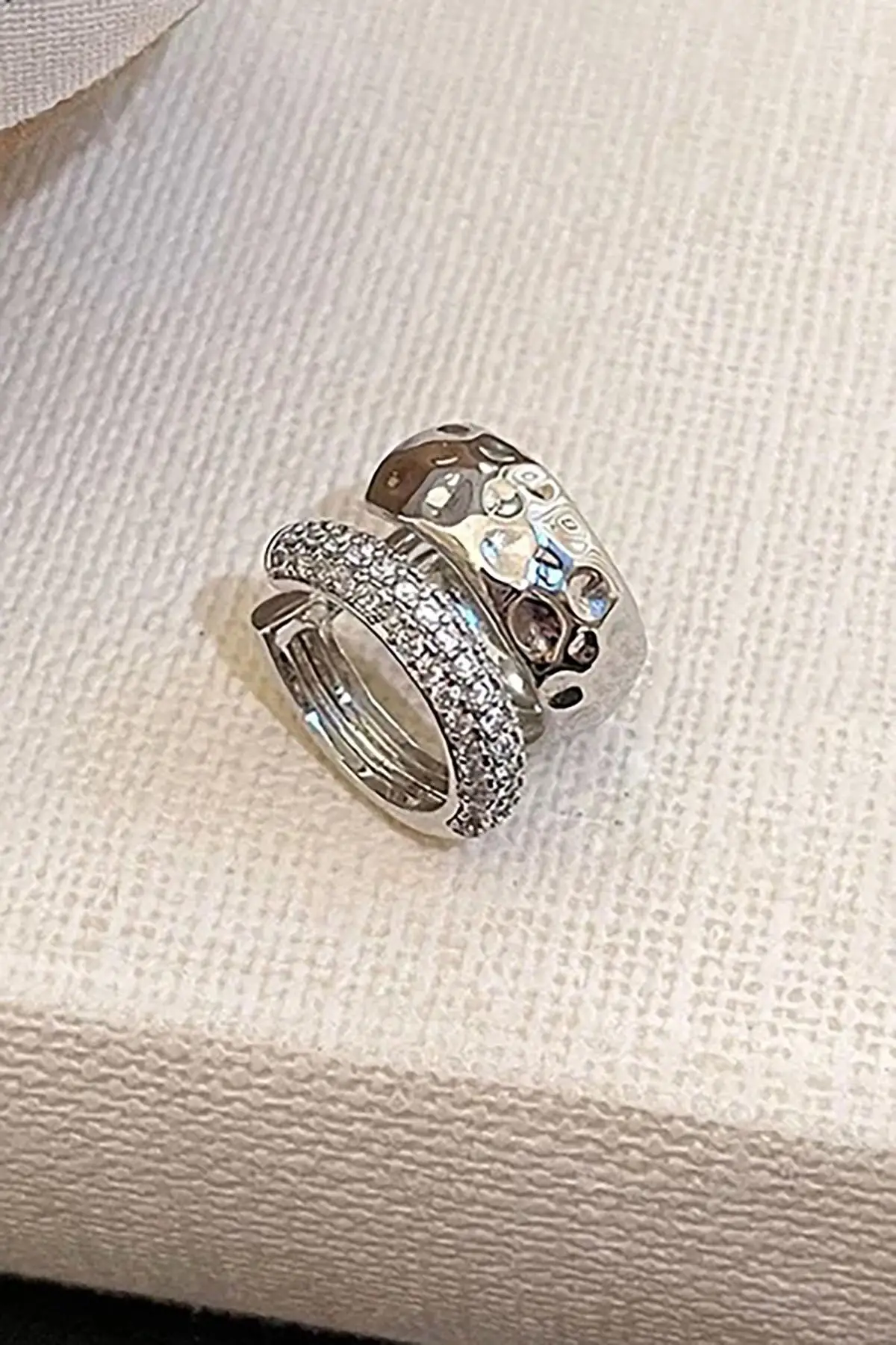 Gümüş Renk Taş Detaylı 14K Altın Kaplama TX Ear Cuff (Tek)