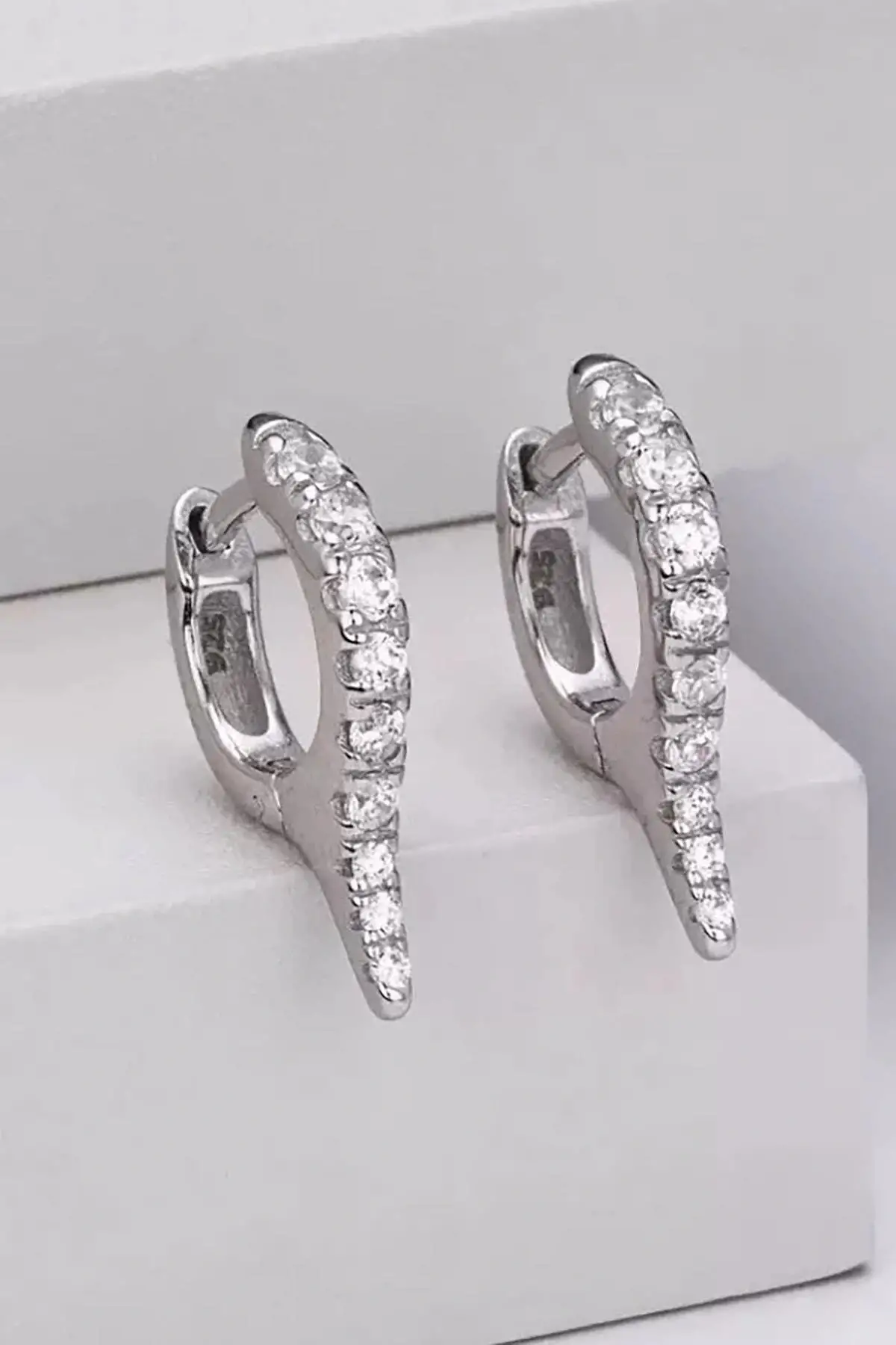 Gümüş Renk Taş Detaylı 14K Altın Kaplama TX Küpe (Çift)