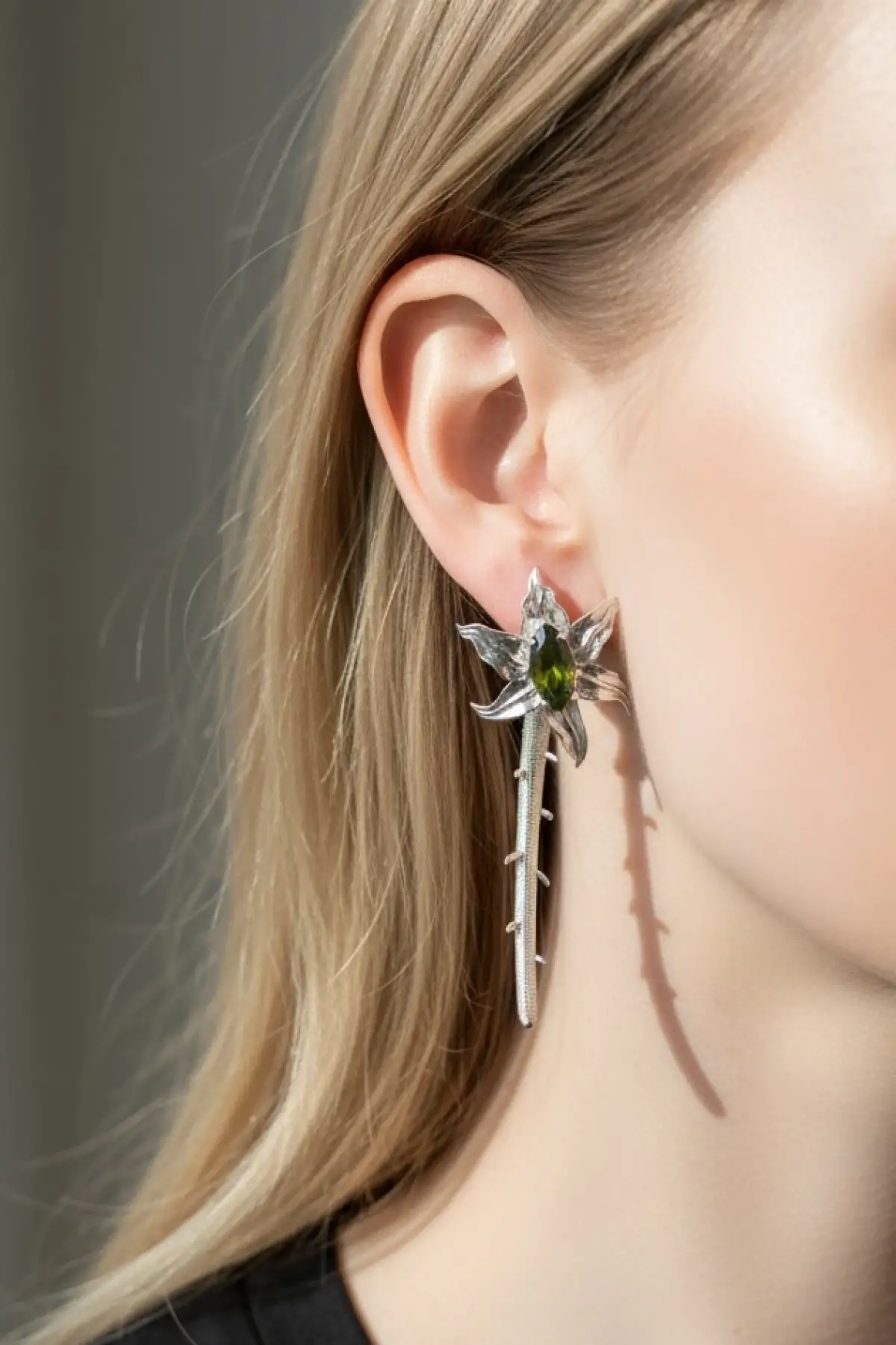 Gümüş Renk Taş Detaylı 14K Altın Kaplama TX Küpe (Çift)