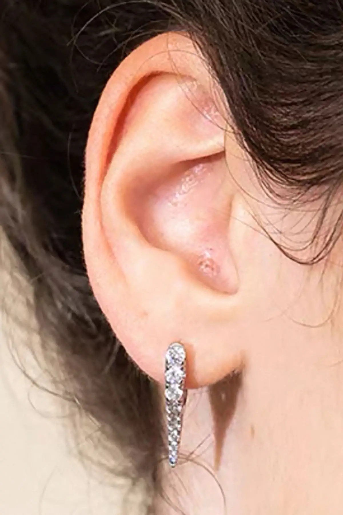 Gümüş Renk Taş Detaylı 14K Altın Kaplama TX Küpe (Çift)