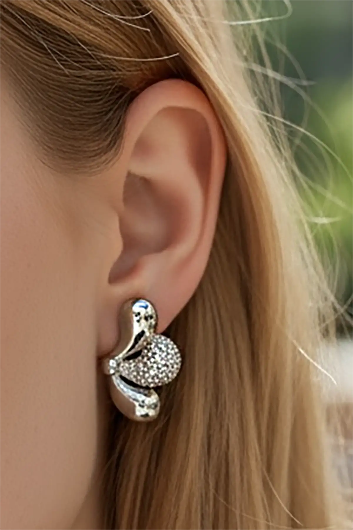 Gümüş Renk Taş Detaylı 14K Altın Kaplama TX Küpe (Çift)