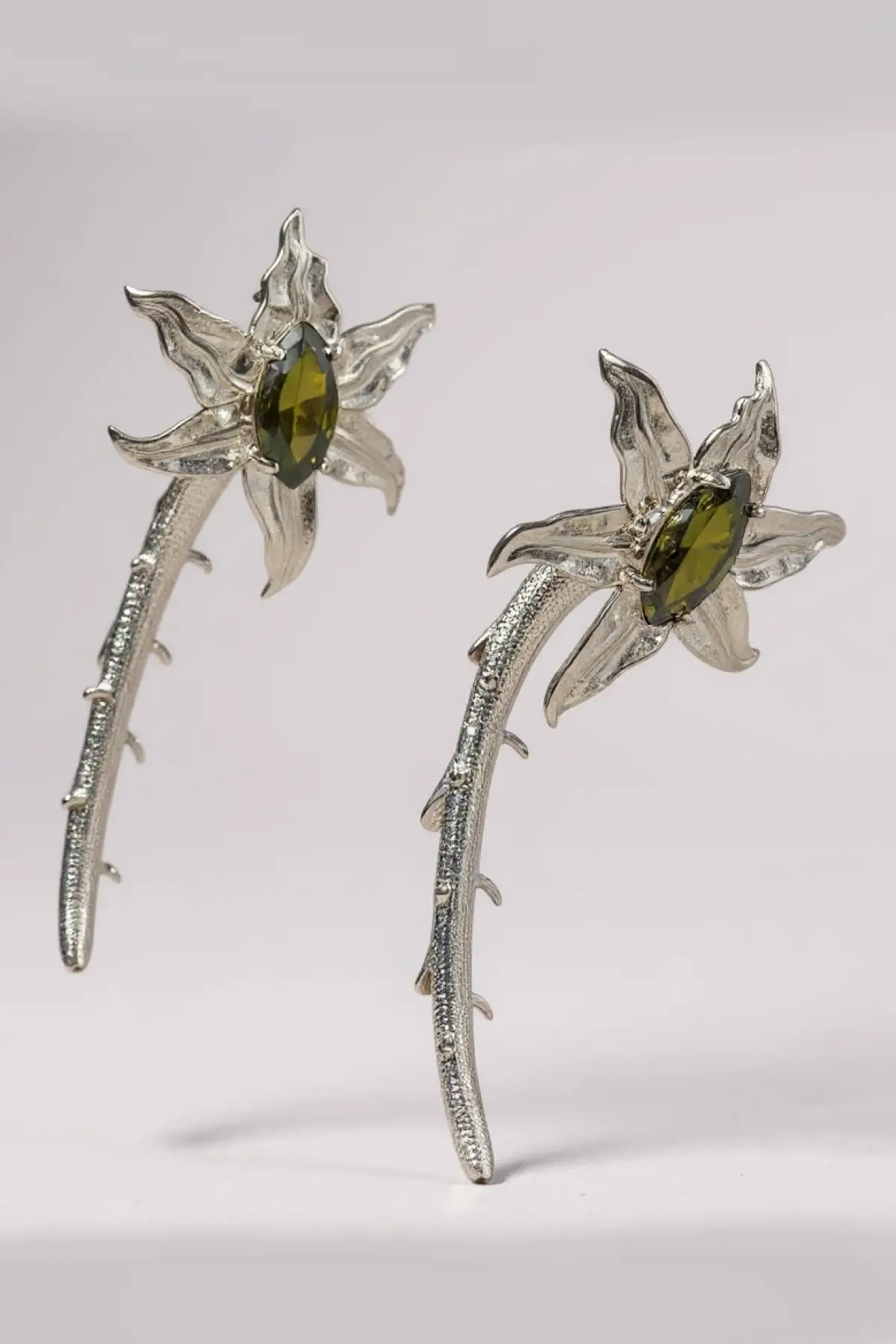 Gümüş Renk Taş Detaylı 14K Altın Kaplama TX Küpe (Çift)