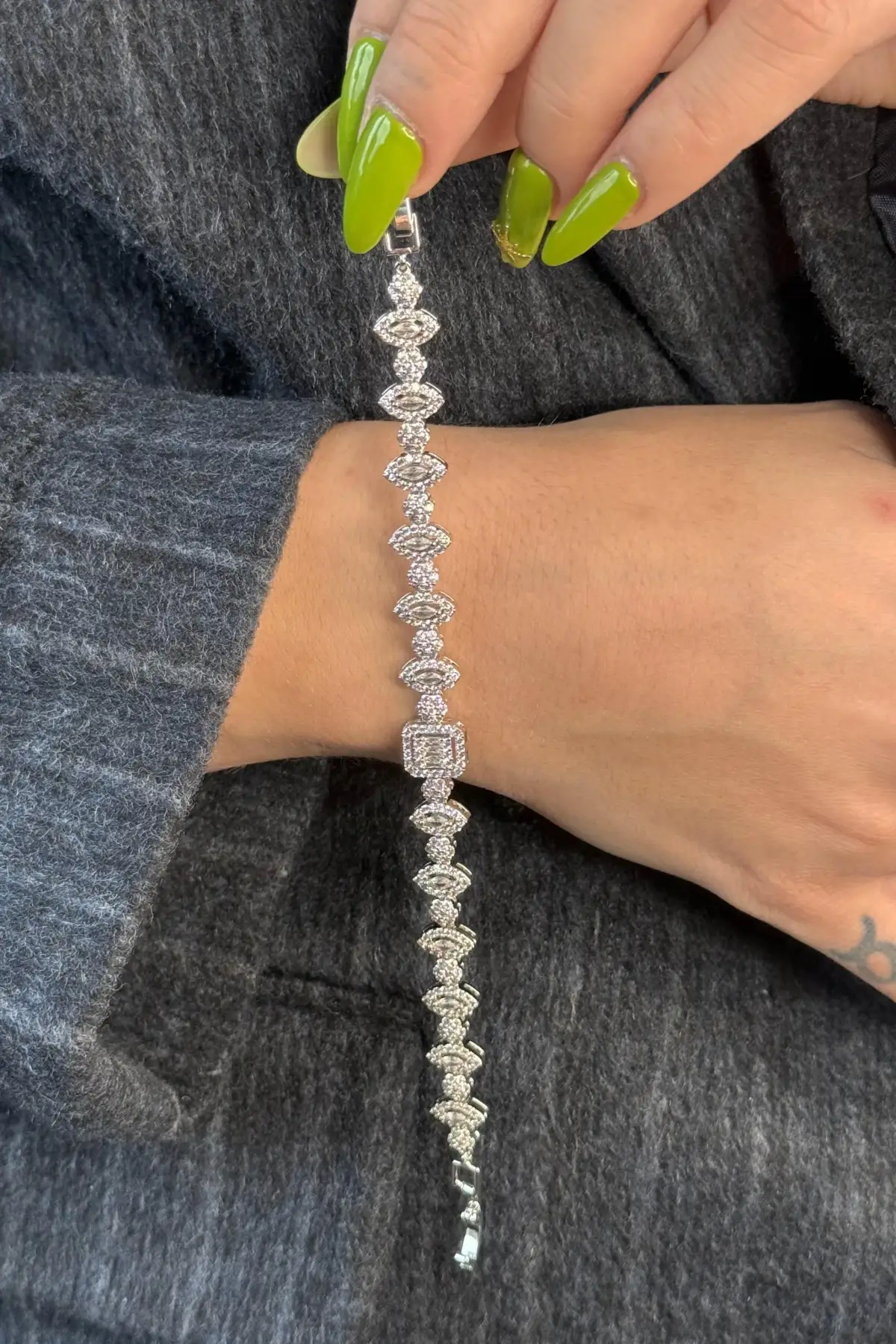 Gümüş Renk Taş Detaylı 14K Altın Kaplama VİP Bileklik