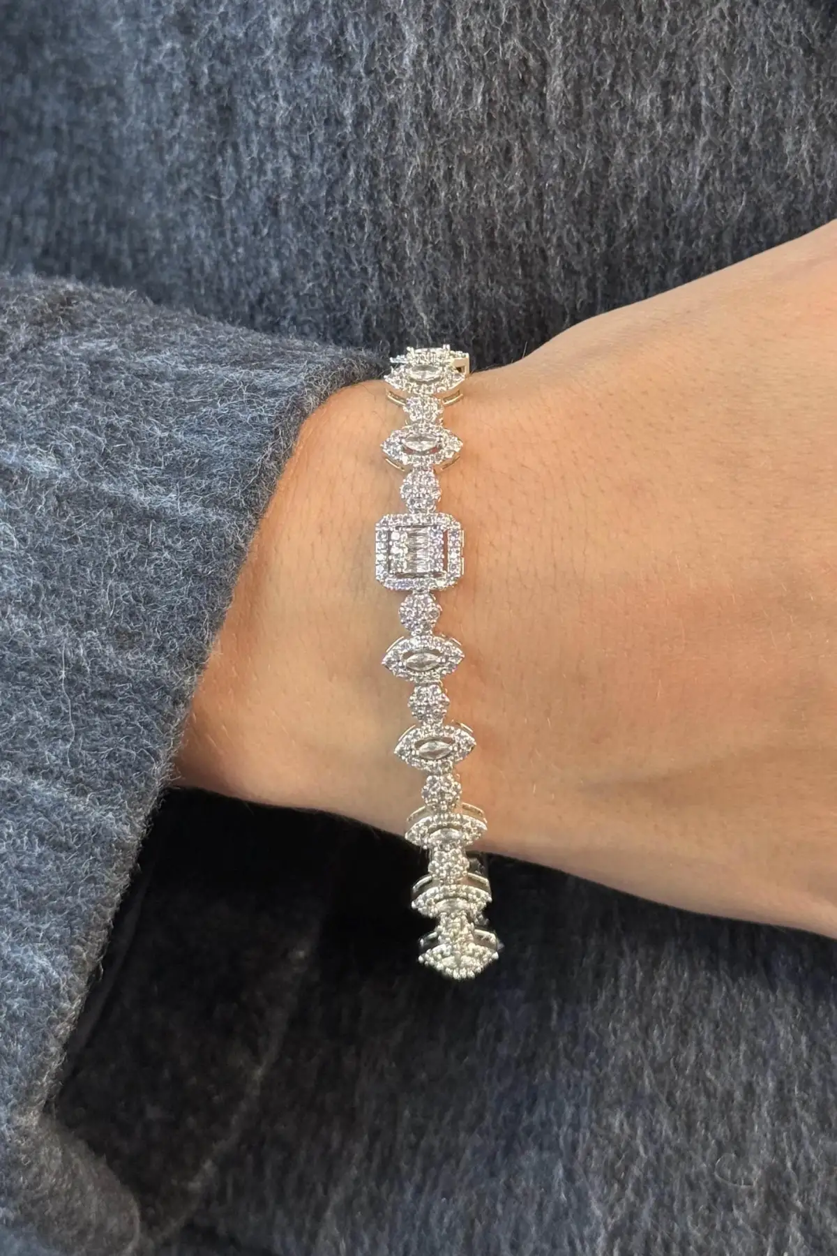 Gümüş Renk Taş Detaylı 14K Altın Kaplama VİP Bileklik