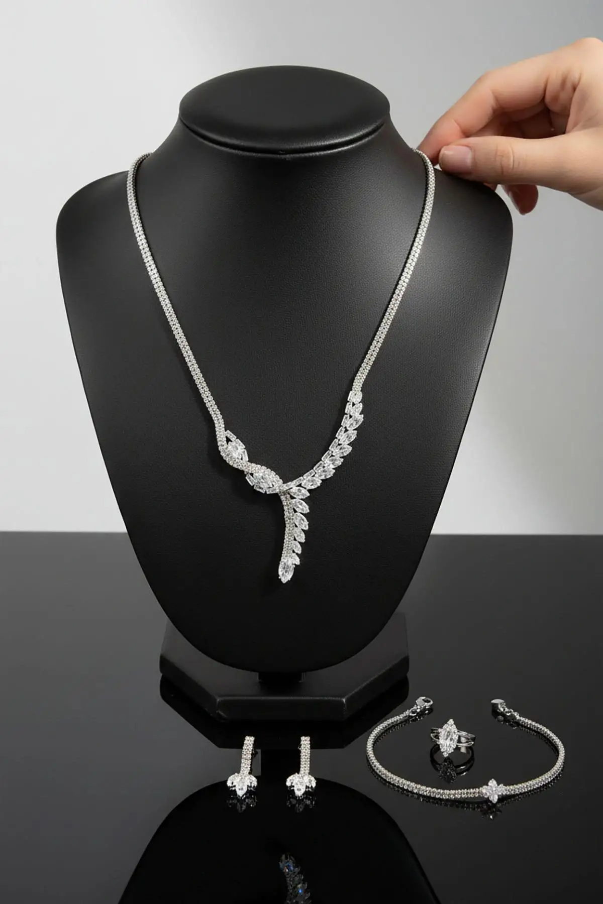 Gümüş Renk Taş Detaylı 4lü Abiye Set