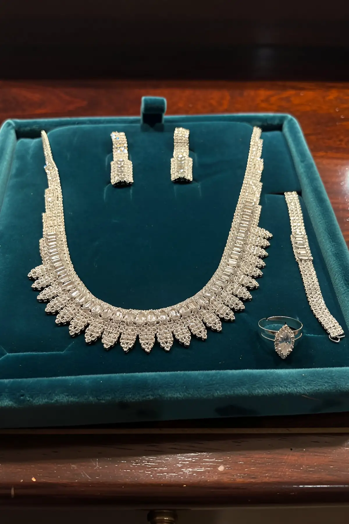 Gümüş Renk Taş Detaylı 4lü Abiye Set