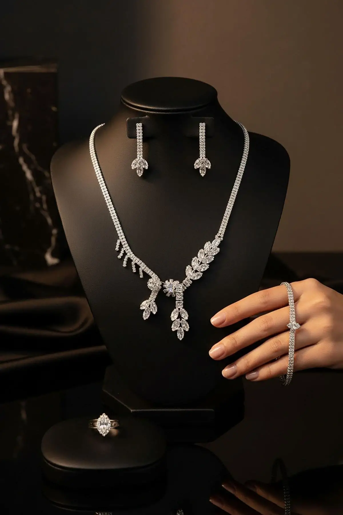 Gümüş Renk Taş Detaylı 4lü Abiye Set