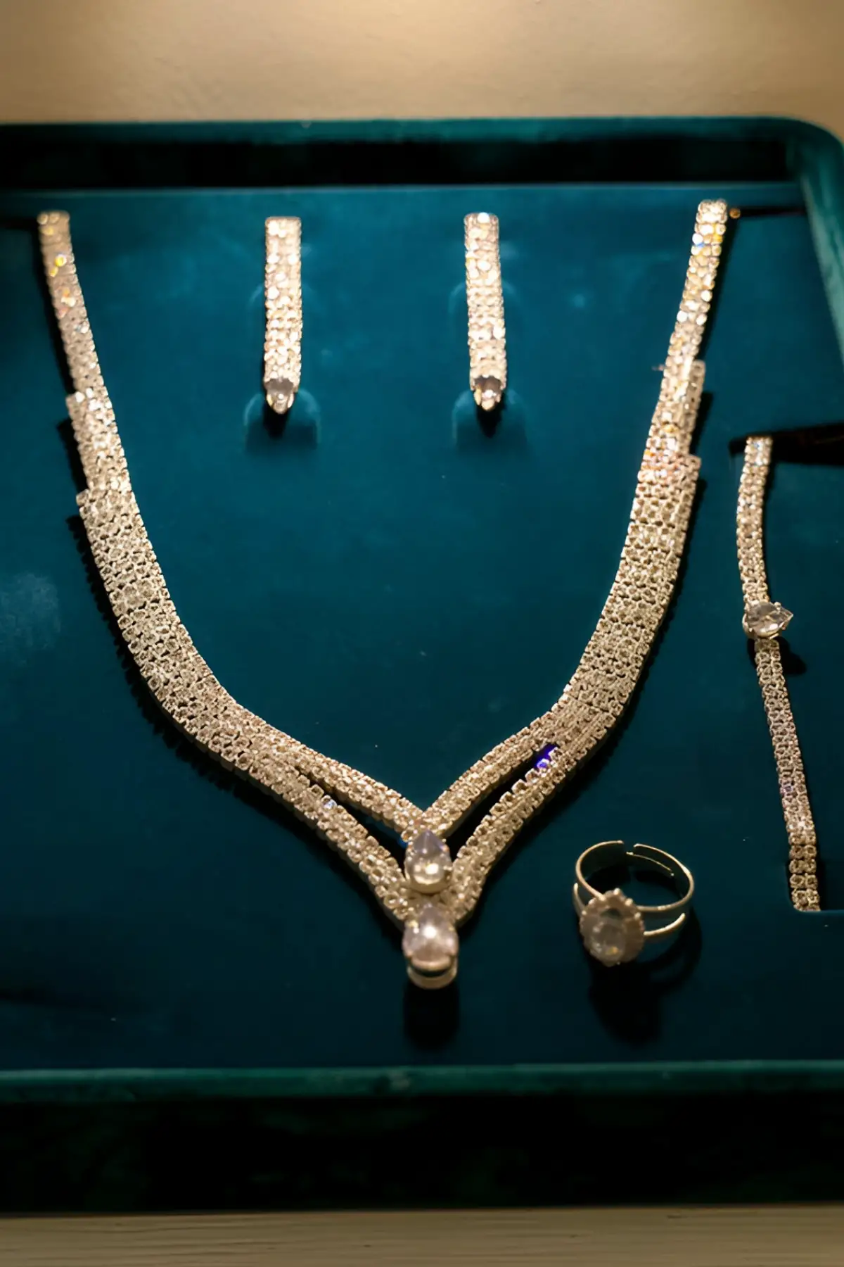 Gümüş Renk Taş Detaylı 4lü Abiye Set