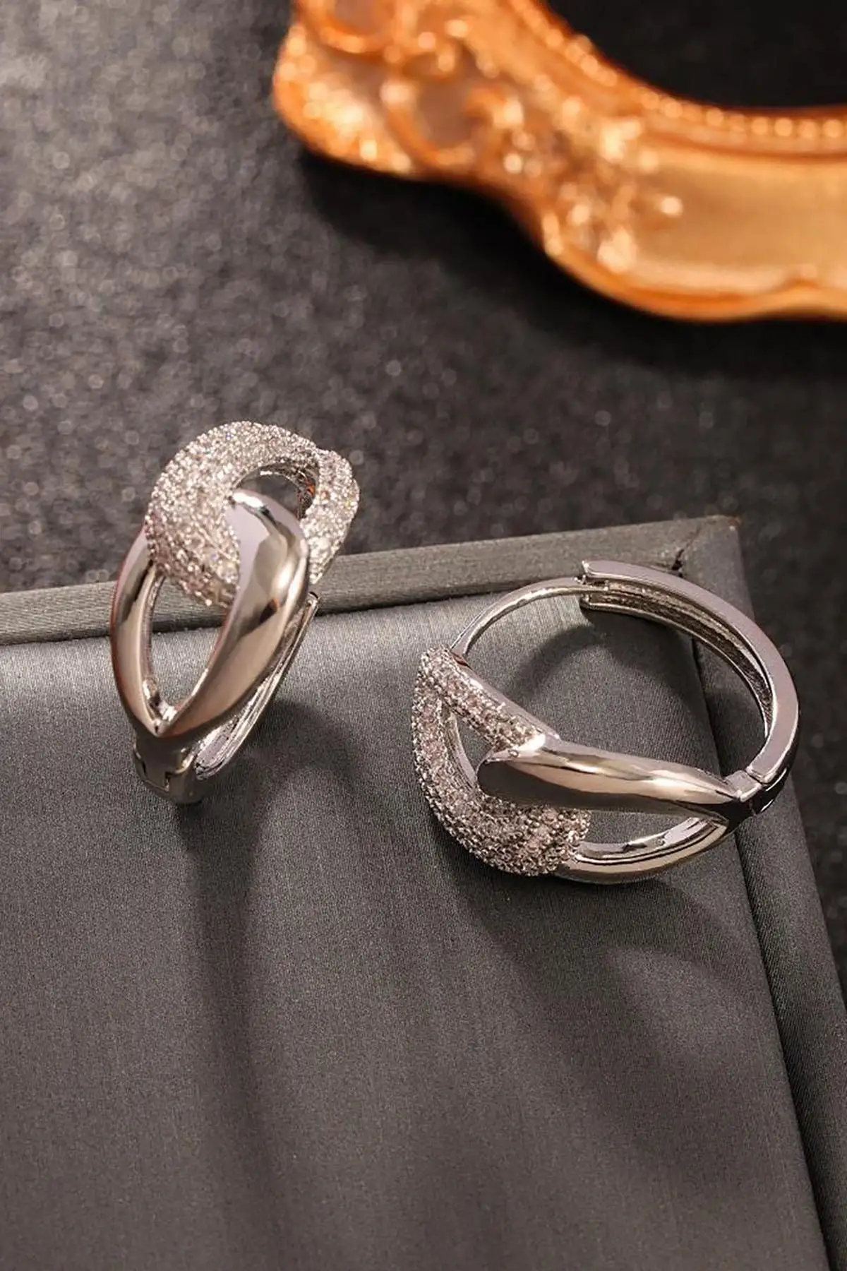 Gümüş Renk Taş Detaylı Çelik Halka Küpe (Çift)