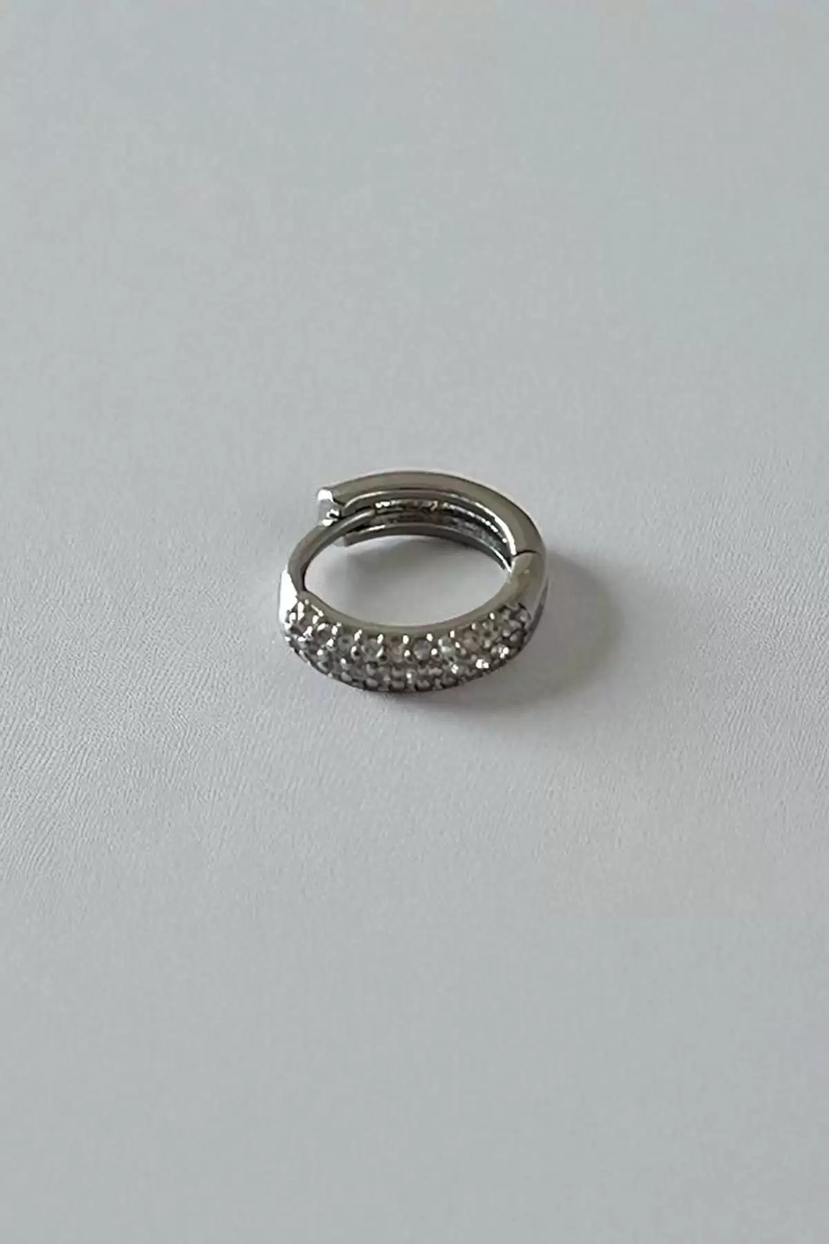 Gümüş Renk Taş Detaylı Çelik Halka Tragus/Kıkırdak Küpe/Piercing (Tek)