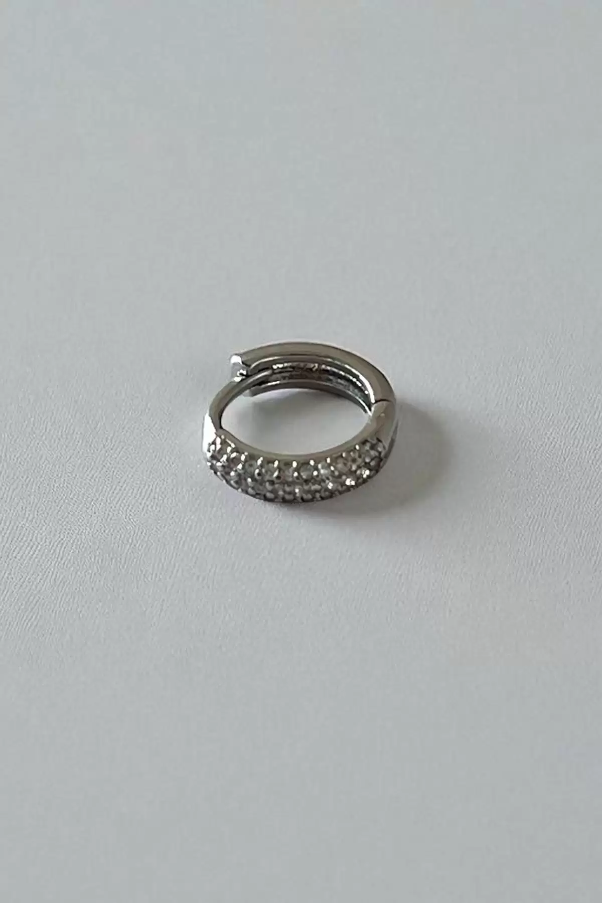 Gümüş Renk Taş Detaylı Çelik Halka Tragus/Kıkırdak Küpe/Piercing (Tek)