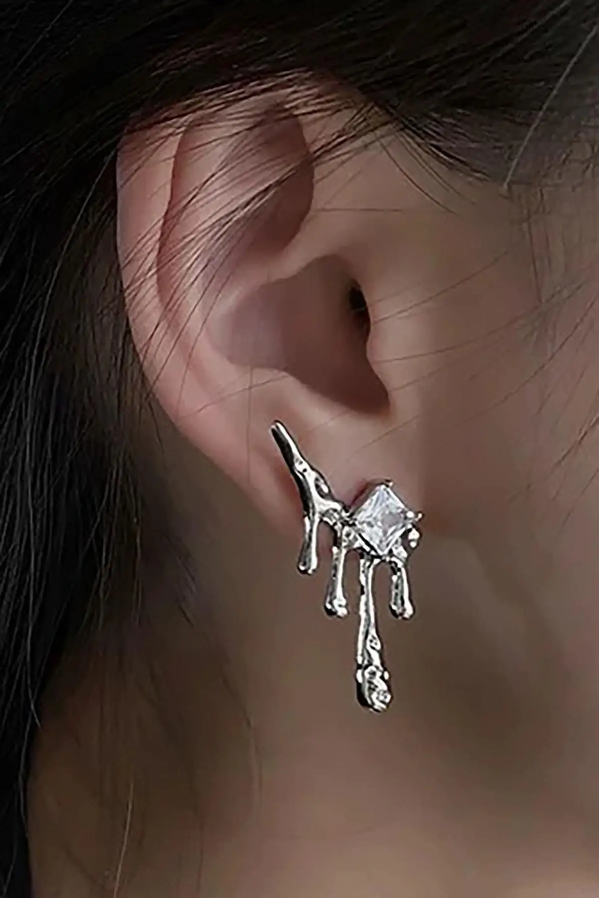 Gümüş Renk Taş Detaylı Çelik Küpe (Çift)