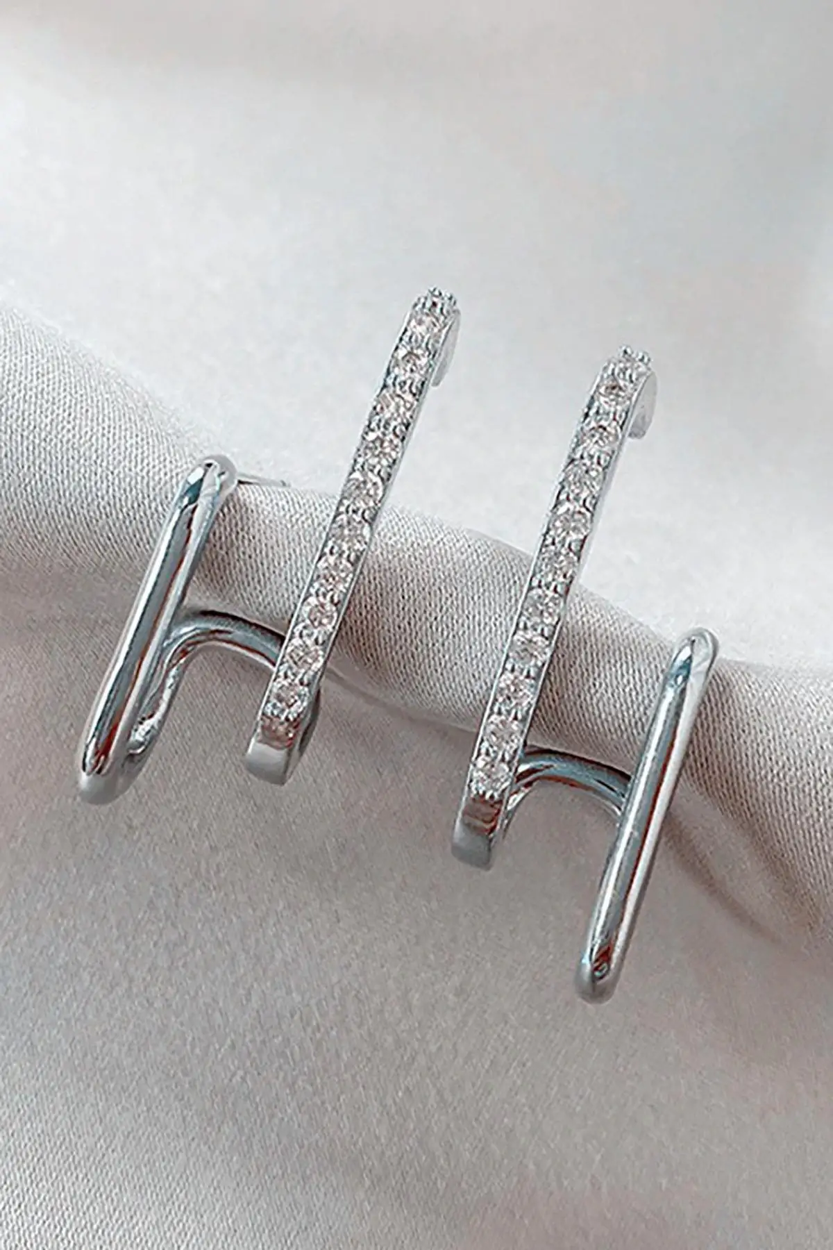 Gümüş Renk Taş Detaylı Çelik Küpe (Çift)