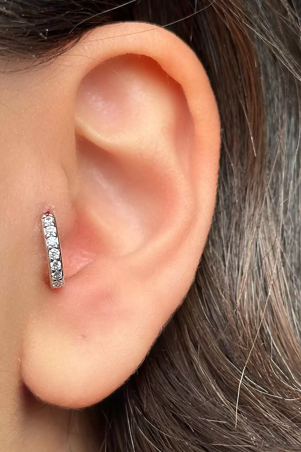 Gümüş Renk Taş Detaylı Cerrahi Çelik Halka Tragus/Kıkırdak Küpe/Piercing (Tek)