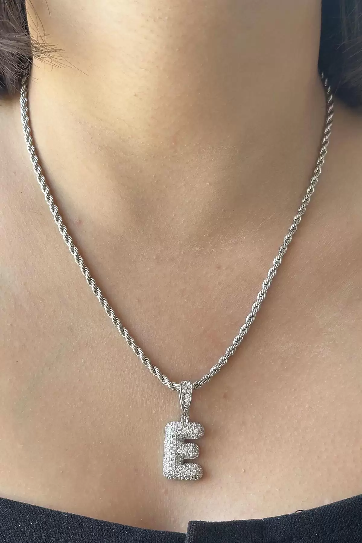 Gümüş Renk Taş Detaylı E Harfli Kolye
