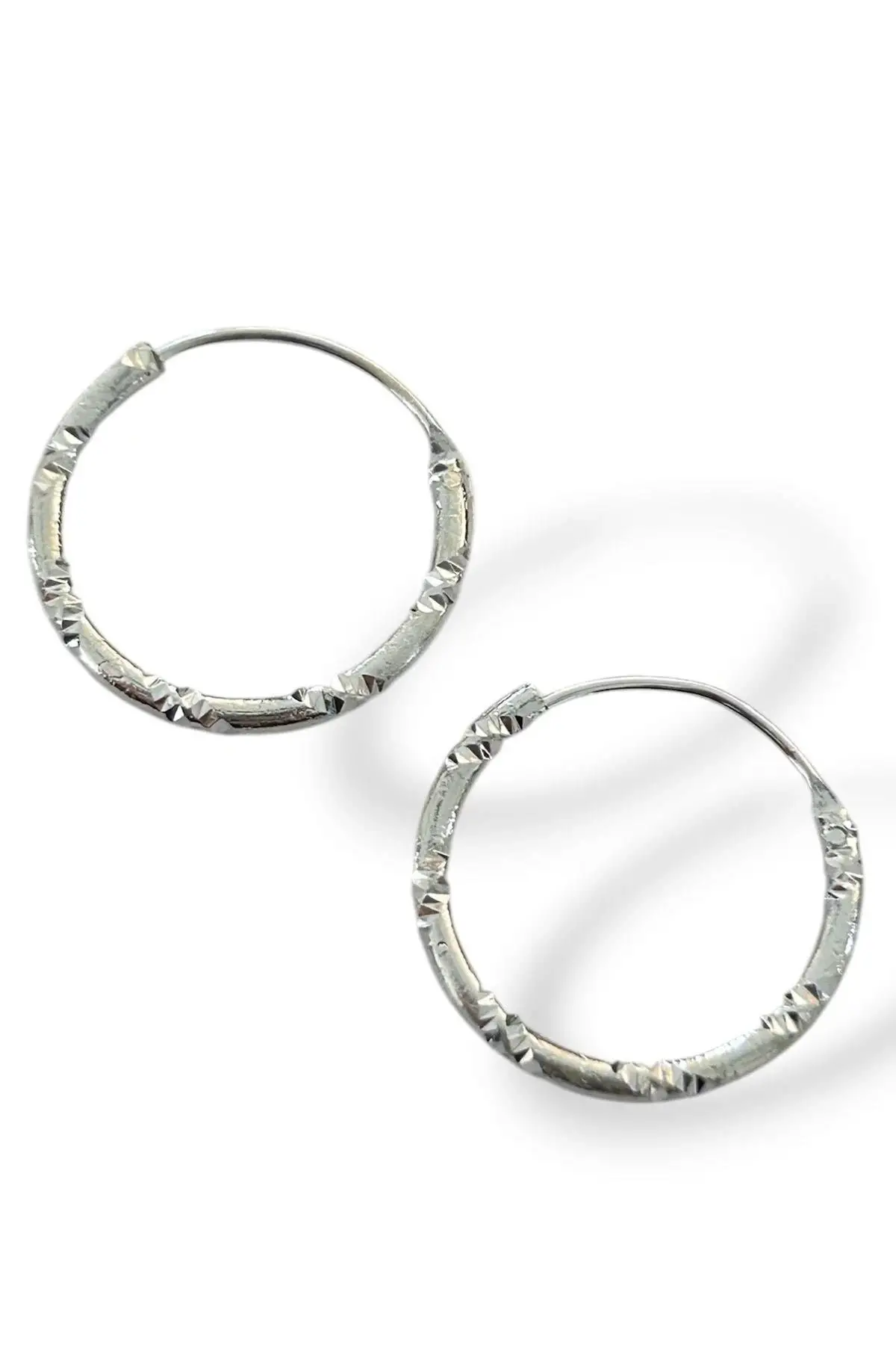 Gümüş Renk Taş Detaylı Halka Küpe (Çift)