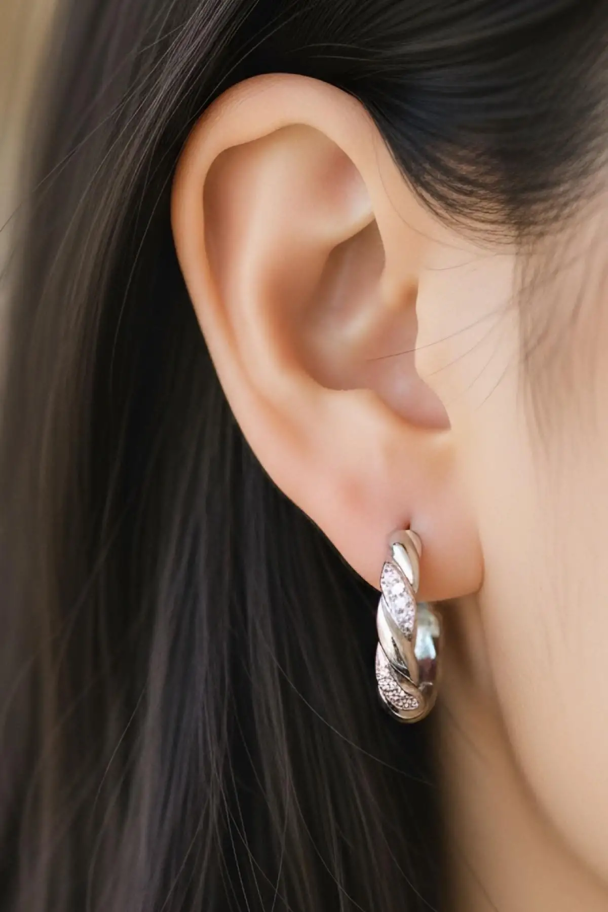 Gümüş Renk Taş Detaylı Halka Küpe (Çift)