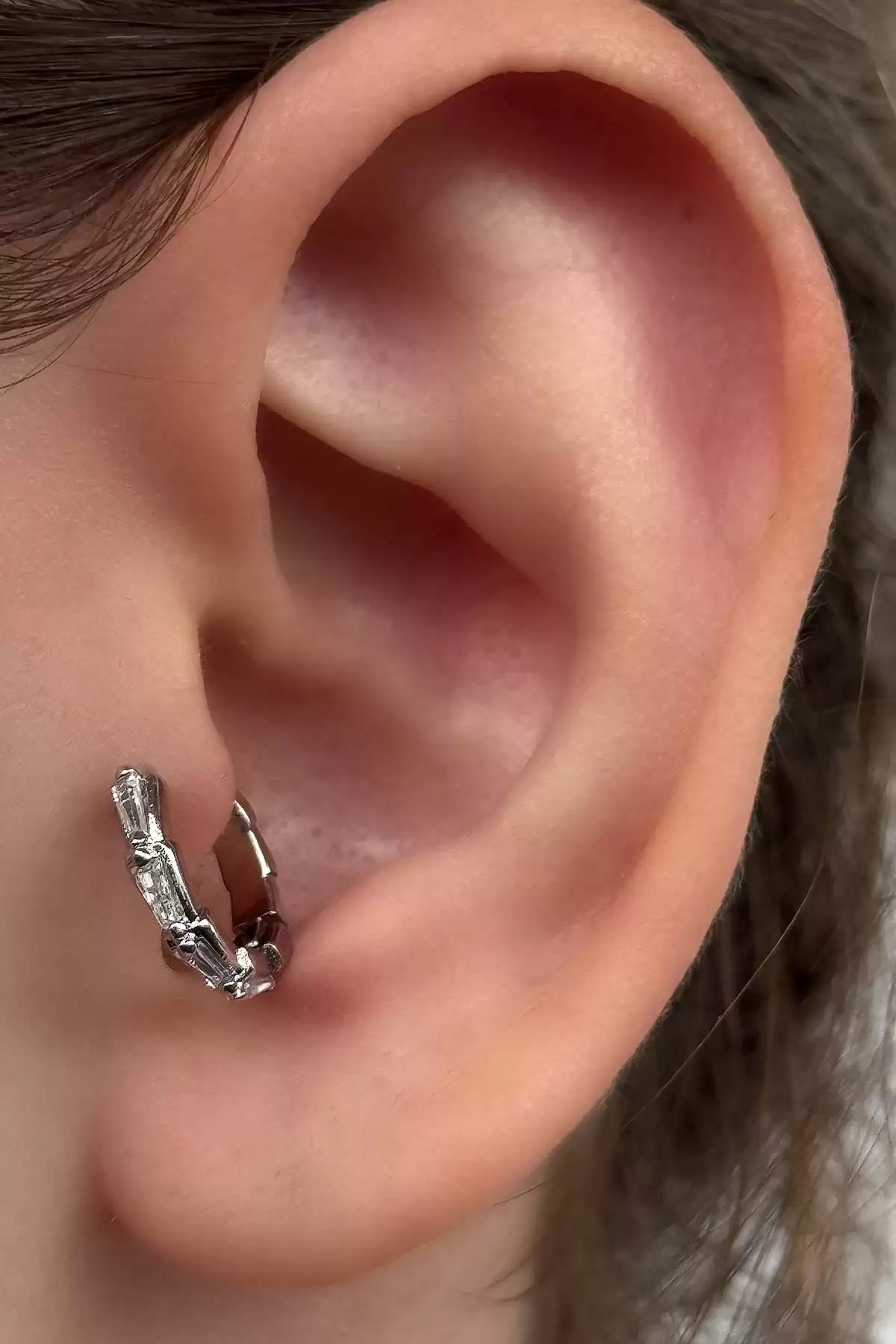 Gümüş Renk Taş Detaylı Halka Tragus/Kıkırdak Küpe/Piercing (Tek)
