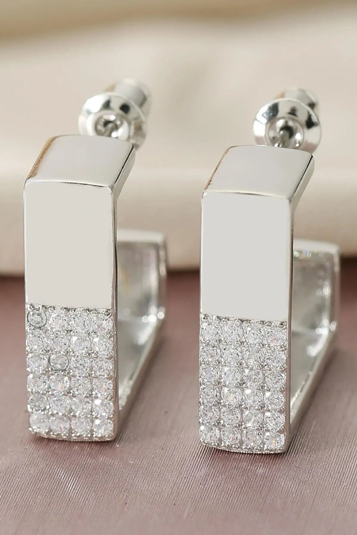 Gümüş Renk Taş Detaylı Küpe (Çift)