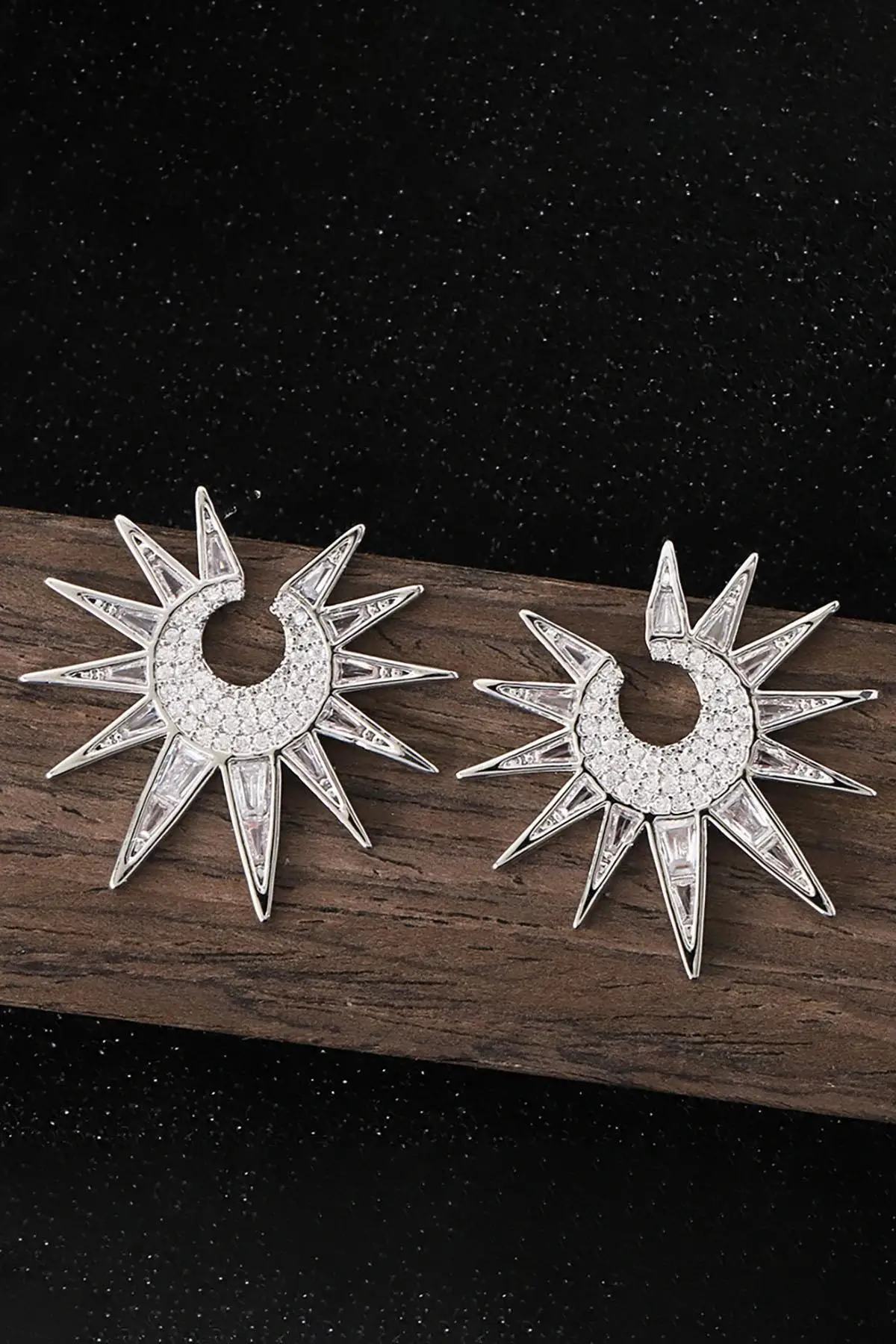 Gümüş Renk Taş Detaylı Küpe (Çift)