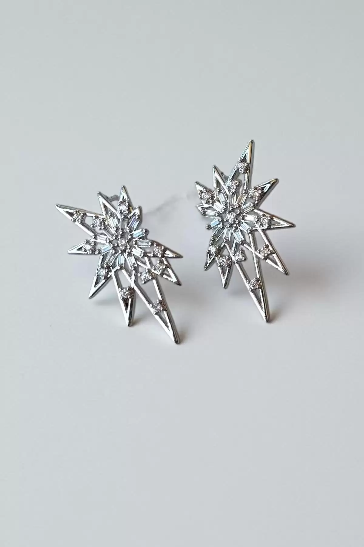 Gümüş Renk Taş Detaylı Metal Küpe (Çift)