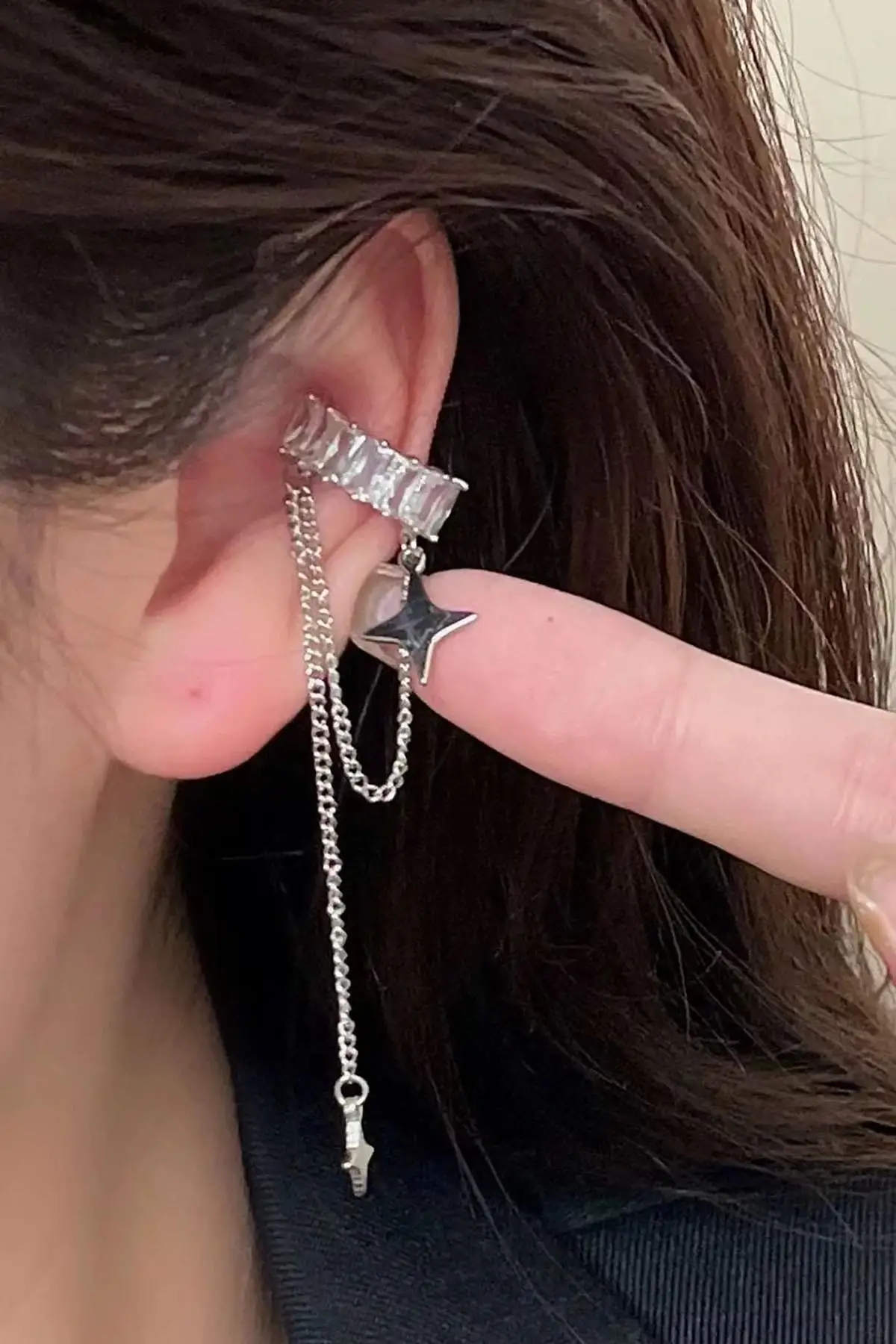 Gümüş Renk Taş Detaylı Sallantılı 14K Altın Kaplama TX Ear Cuff (Tek)
