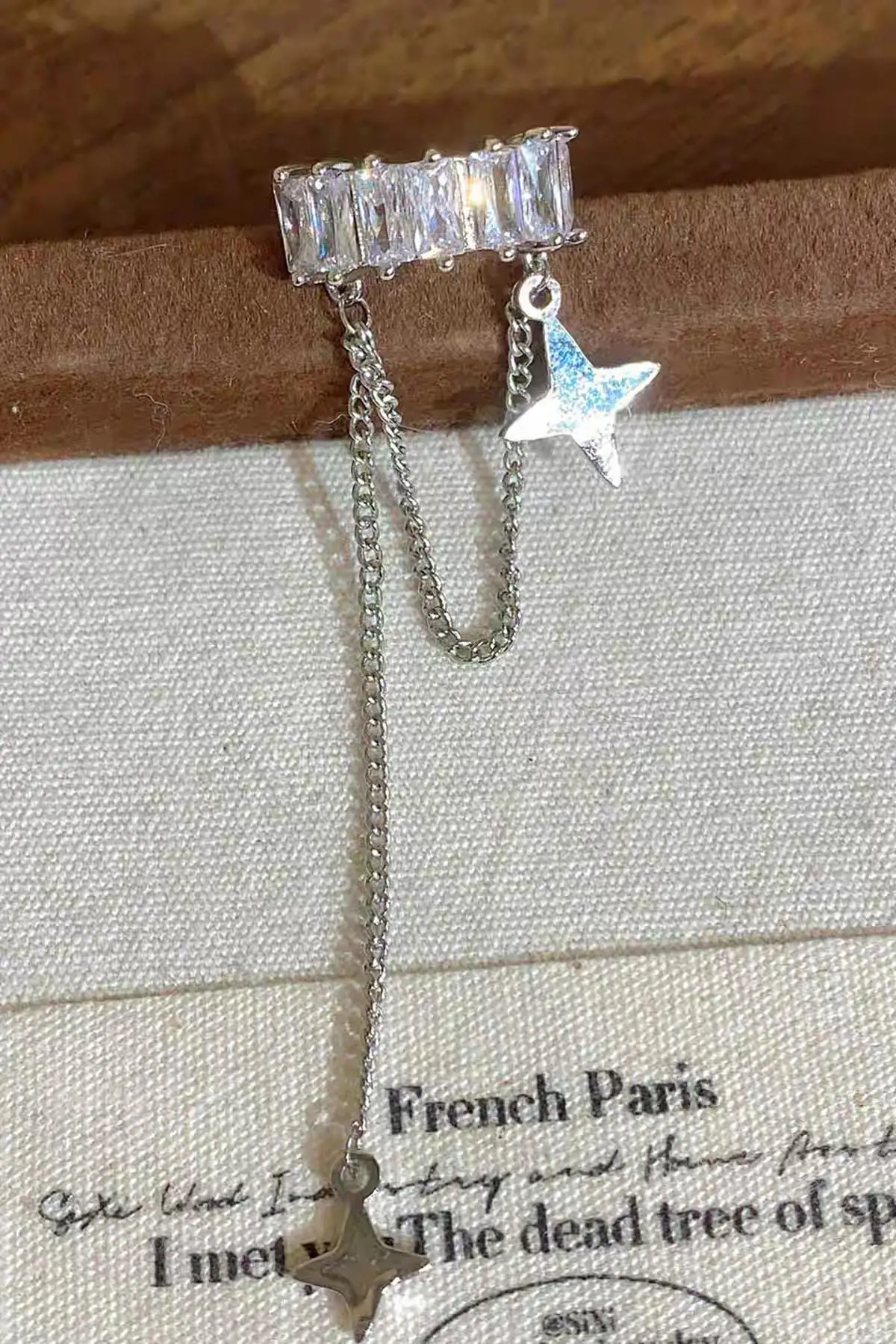 Gümüş Renk Taş Detaylı Sallantılı 14K Altın Kaplama TX Ear Cuff (Tek)