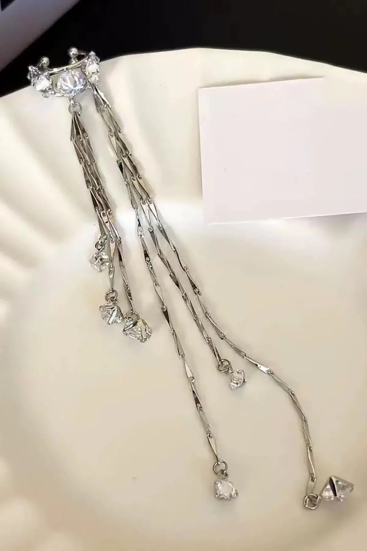 Gümüş Renk Taş Detaylı Sallantılı Ear Cuff (Tek)