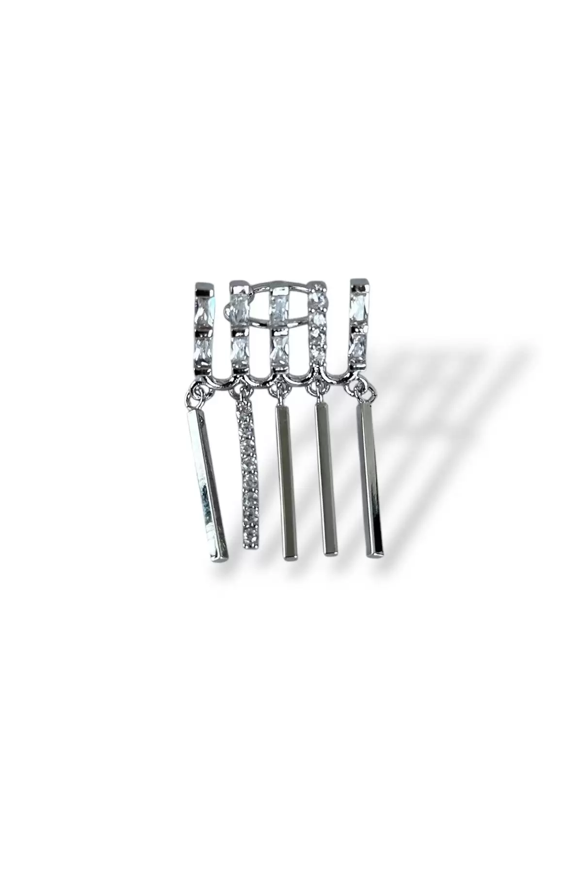 Gümüş Renk Taş Detaylı Sallantılı Ear Cuff (Tek)