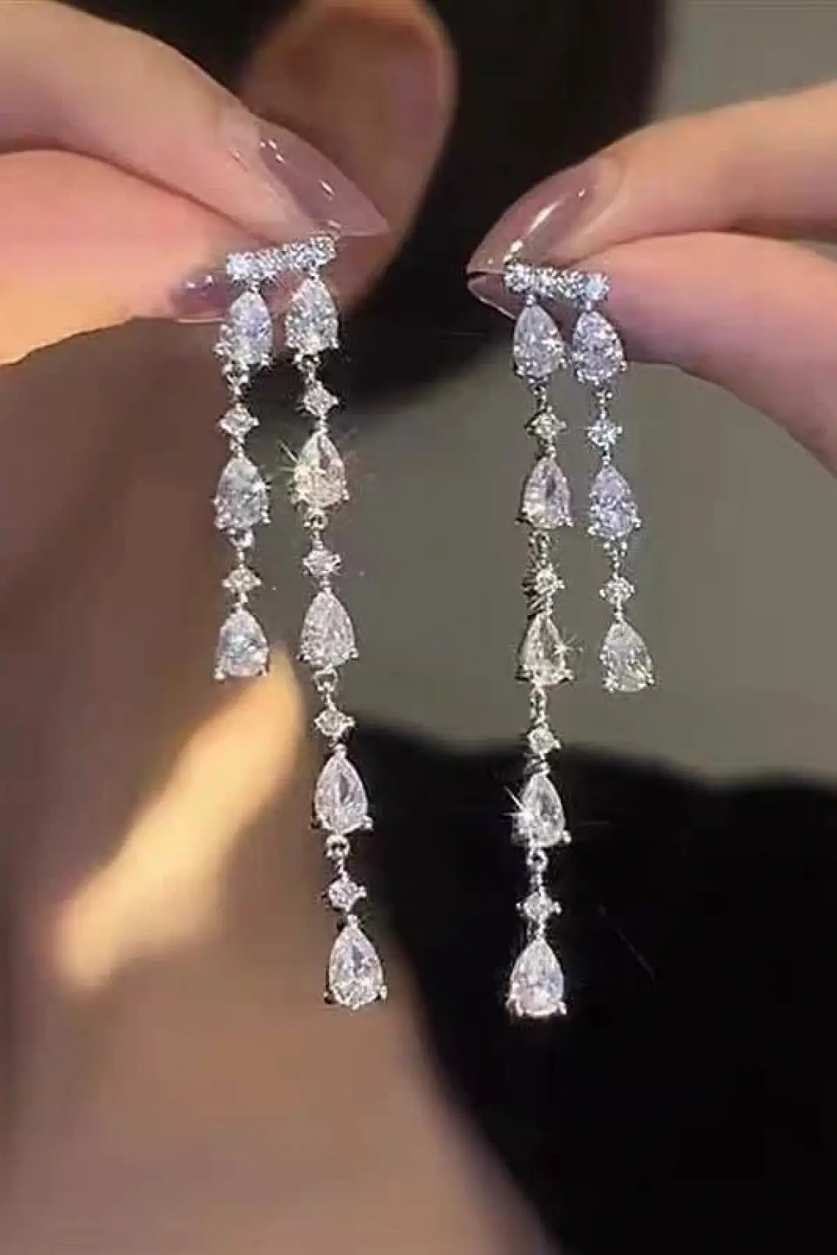 Gümüş Renk Taş Detaylı Sallantılı Küpe (Çift)