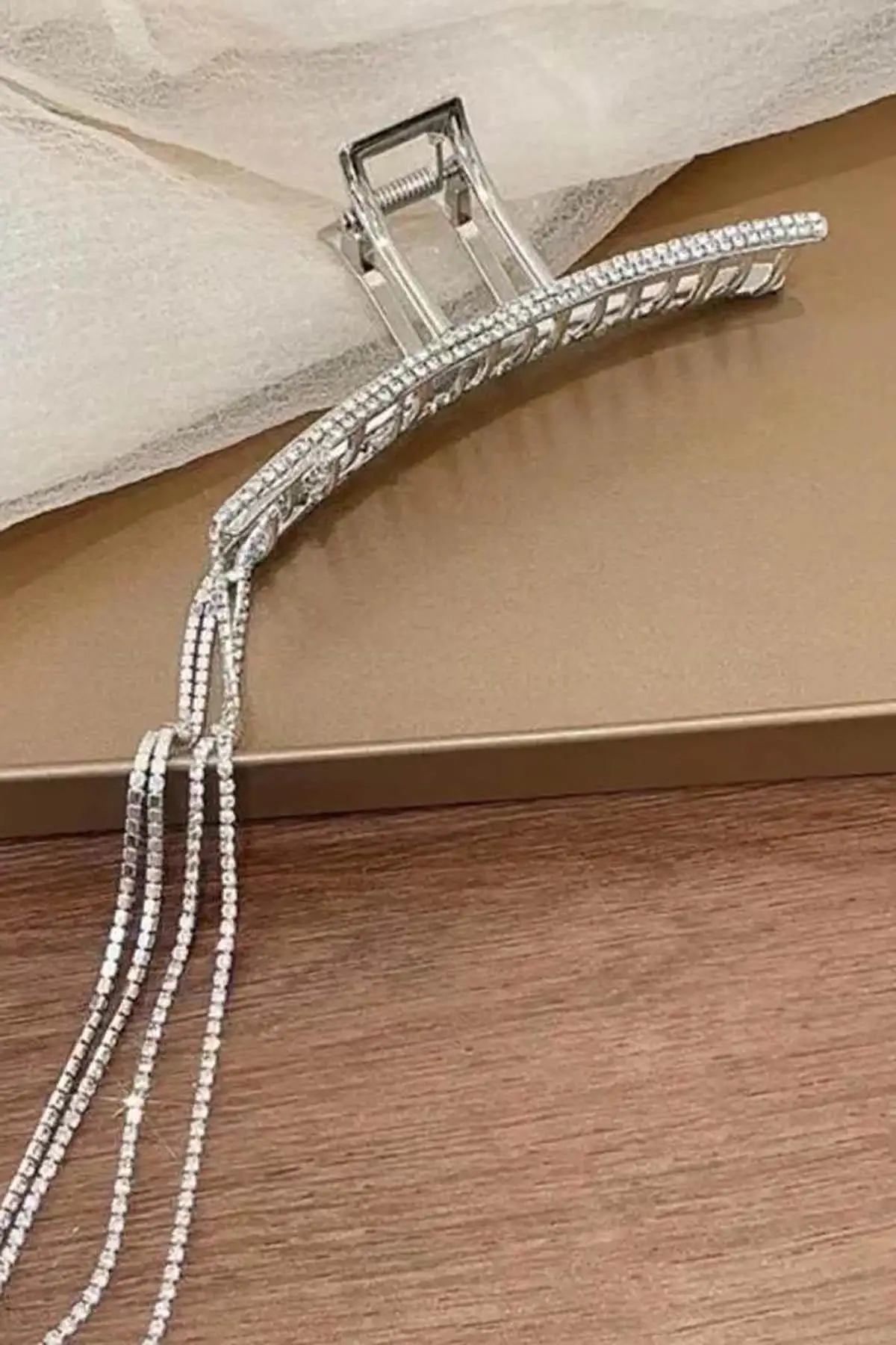 Gümüş Renk Taş Detaylı Sallantılı Metal Mandal Toka