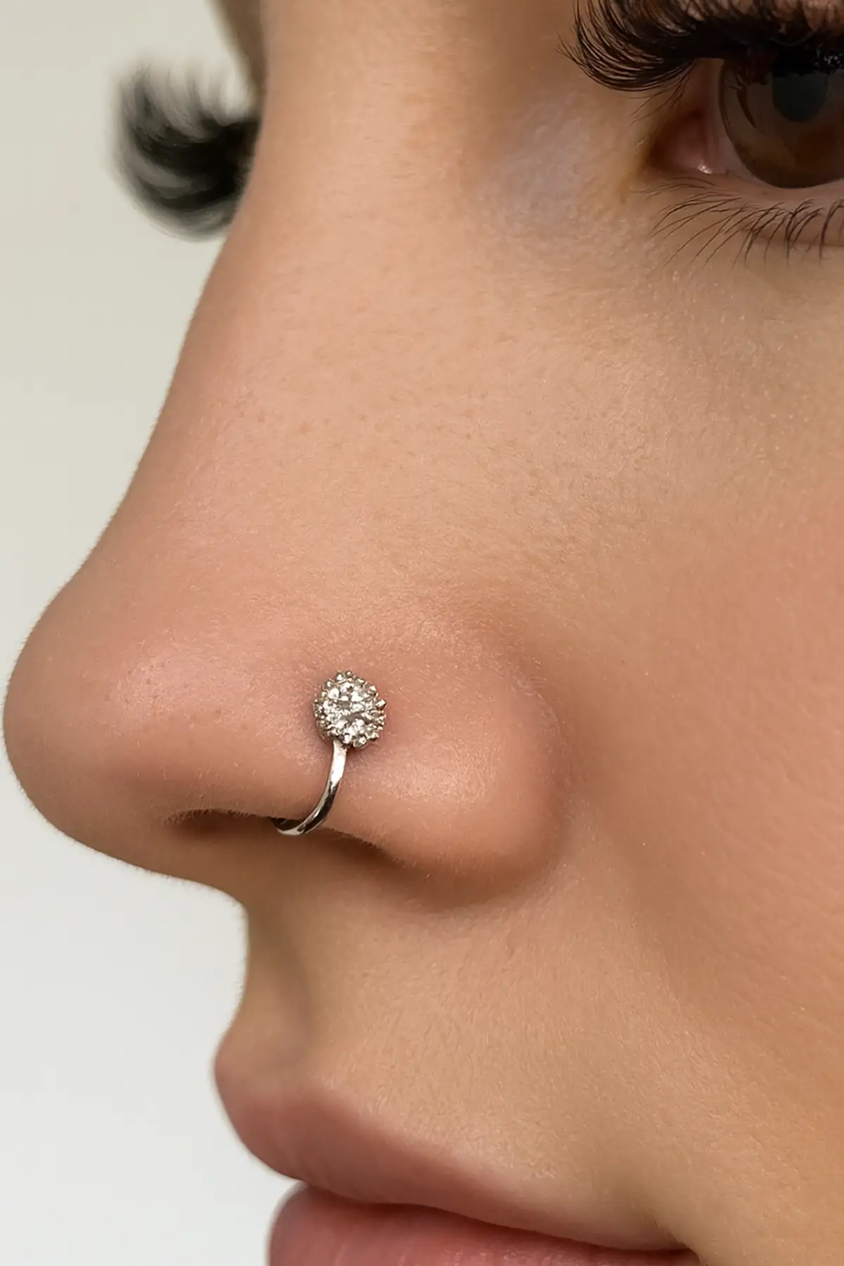 Gümüş Renk Taş Detaylı Sıkıştırmalı Deliksiz Hızma Piercing (Tek)