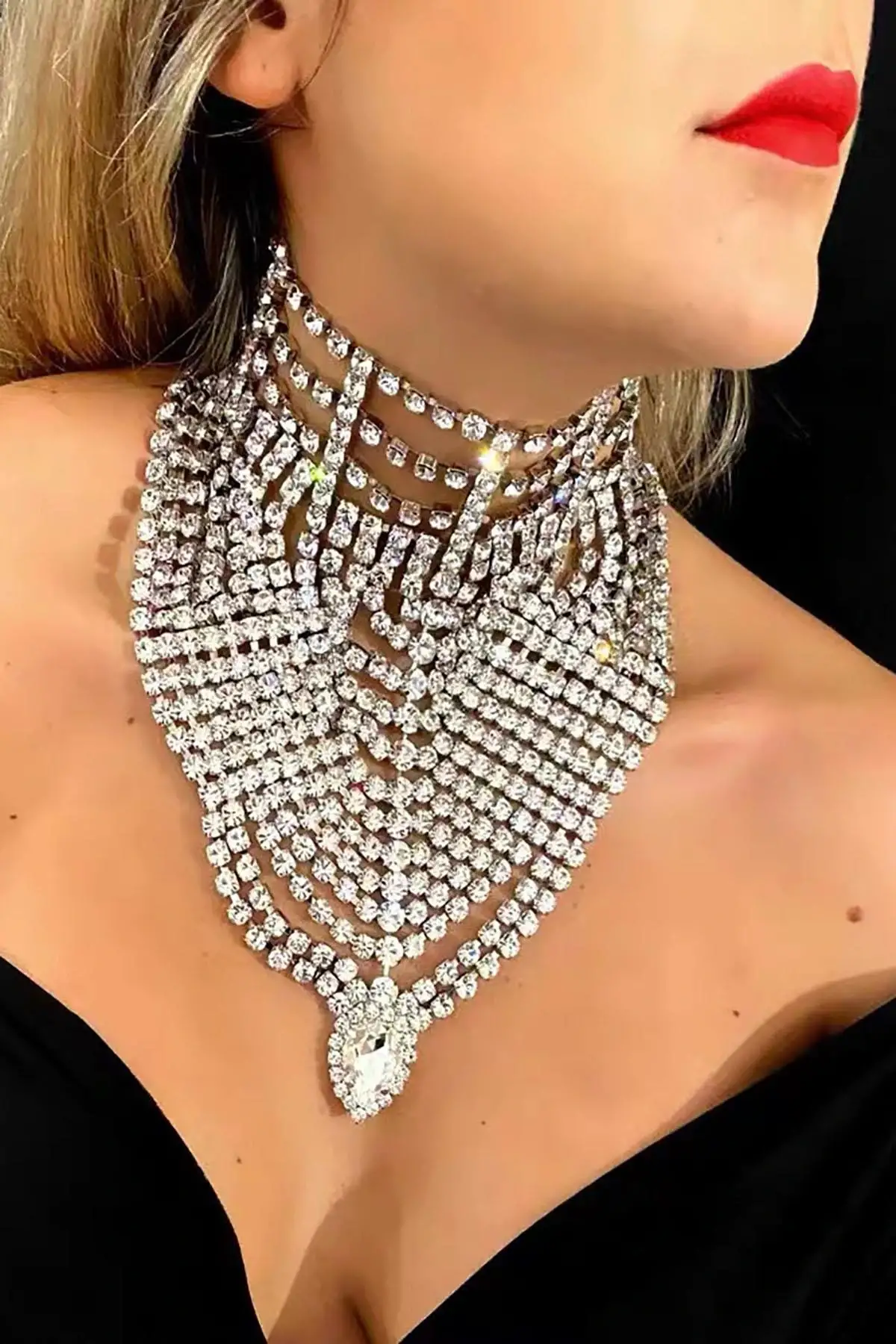 Gümüş Renk Taş Detaylı Tasarım Abiye Kolye